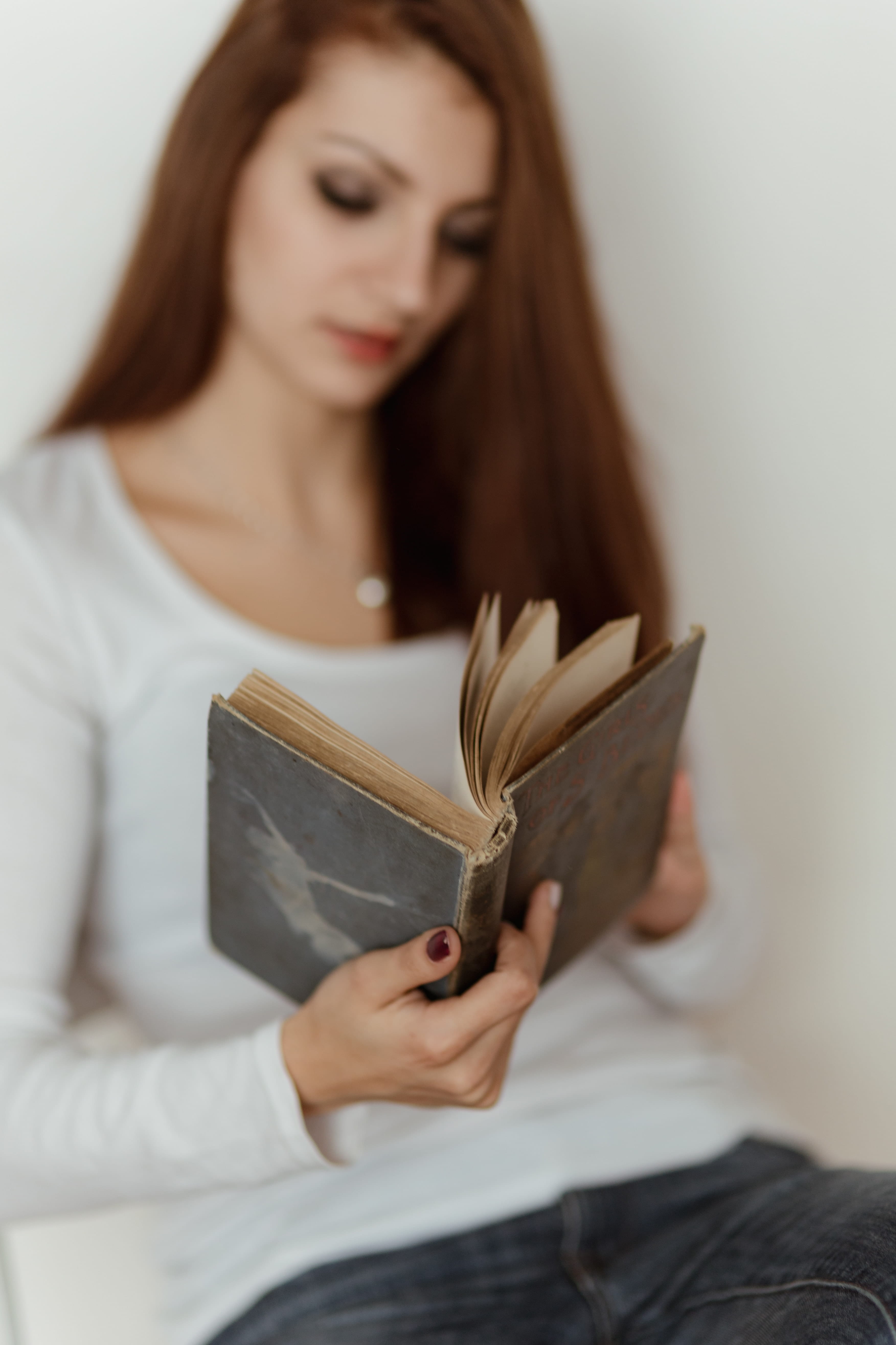 young adult, relaxing, 5K, student, female, woman, human hair, one person, hairstyle, book, literature, reading, beautiful, brown hair, publication, sitting, Phone HD Wallpaper