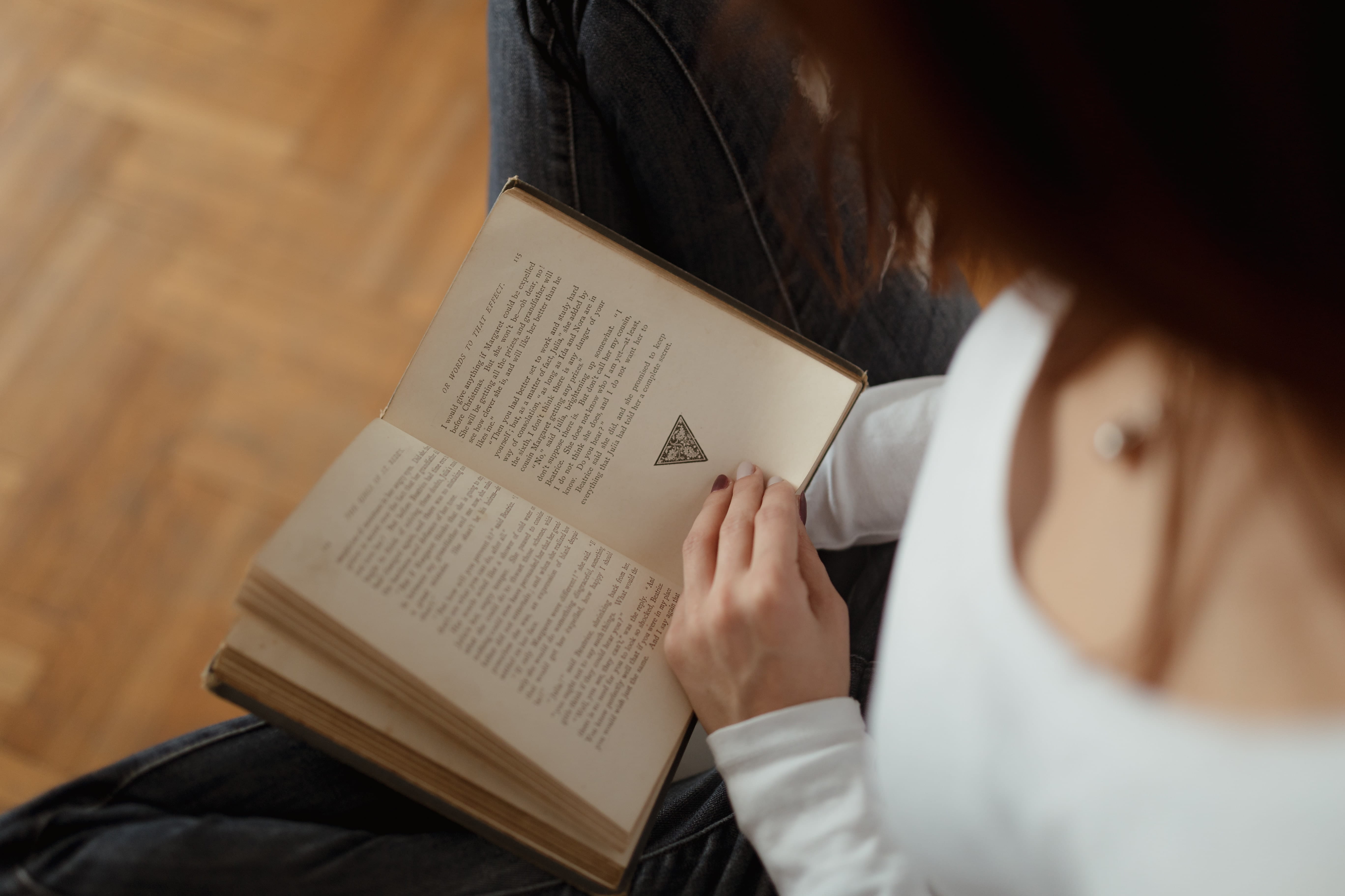 relaxing, holding, woman, activity, girl, publication, women, one person, indoor, young adult, headshot, adult, female, reading, concentration, learning, HD Wallpaper