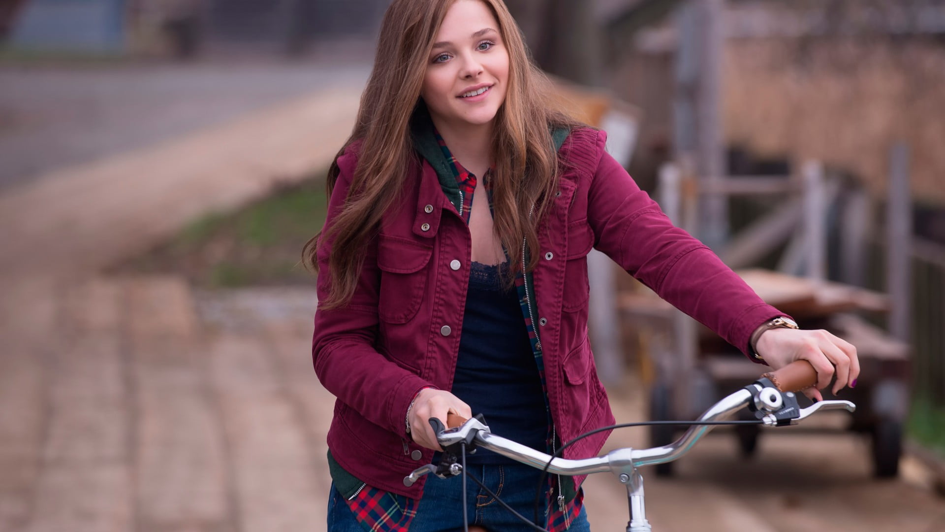 casual clothing, Chloë Grace Moretz, one person, teenager, smiling, lifestyles, hair, clothing, beautiful woman, long hair, actress, front view, adult, HD Wallpaper