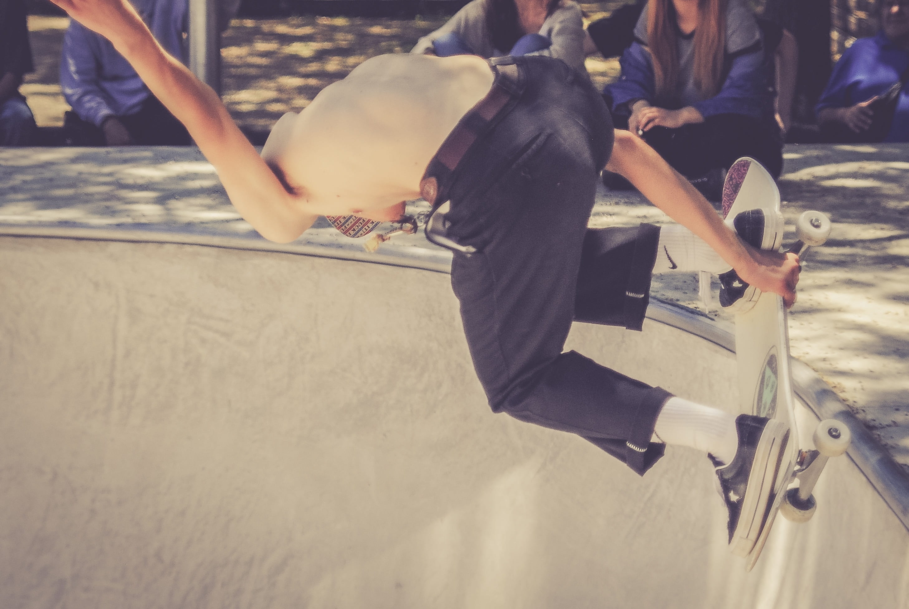skateboard, audience, man, ride, spectators, women, adult, human hand, human body part, guy, clothing, midsection, leisure activity, holding, lifestyles, HD Wallpaper