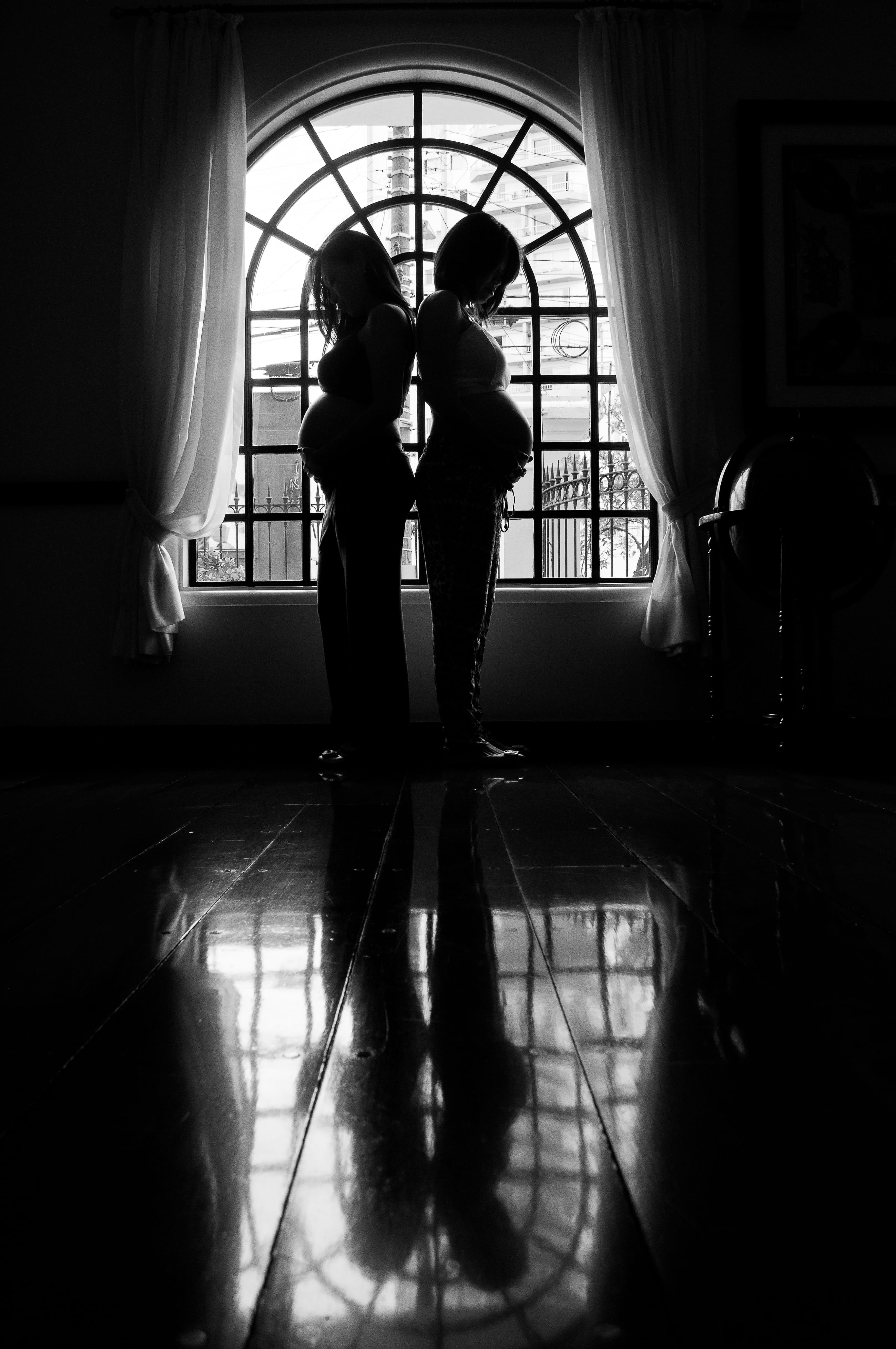adult, waiting, domestic room, baby, women, building, pregnant, real people, months, day, full length, pregnancy, love, reflection, indoors, casal, mom, Phone HD Wallpaper