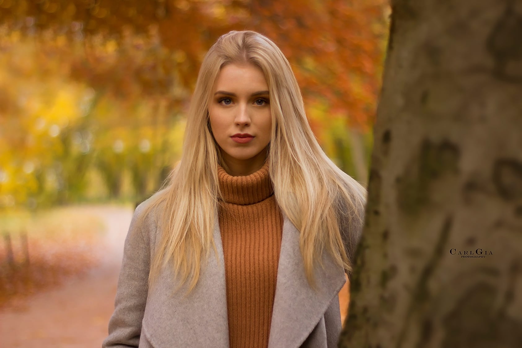 straight hair, makeup, blonde, coats, outdoors, women, 720P, Carl Gia, depth of field, sweater, long hair, looking at viewer, orange clothing, HD Wallpaper