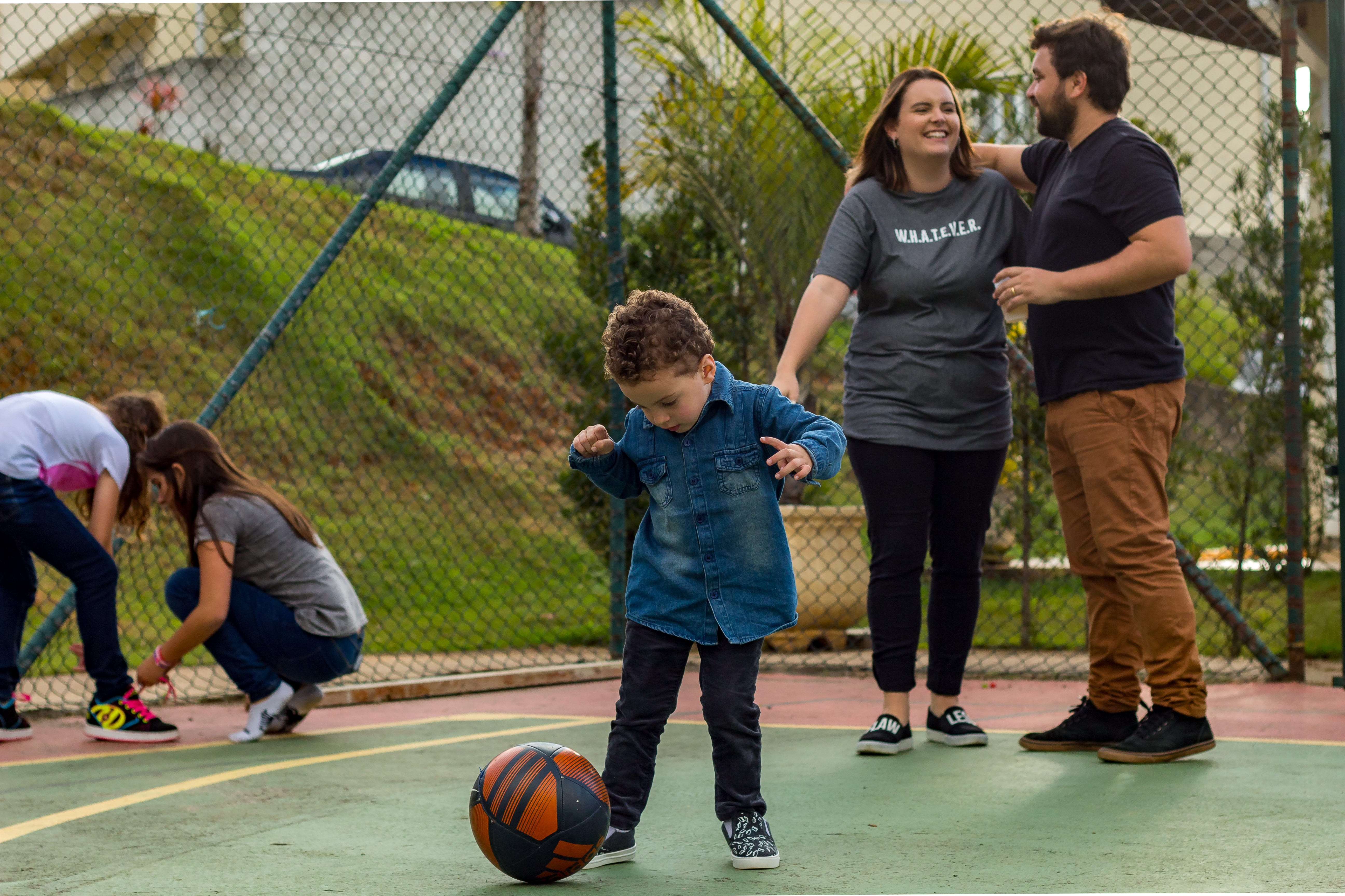 skateboard, parrot, sport, group of people, basketball - ball, 5K, mid adult, males, ball, son, child, young, basketball - sport, childhood, toy, child playing, HD Wallpaper