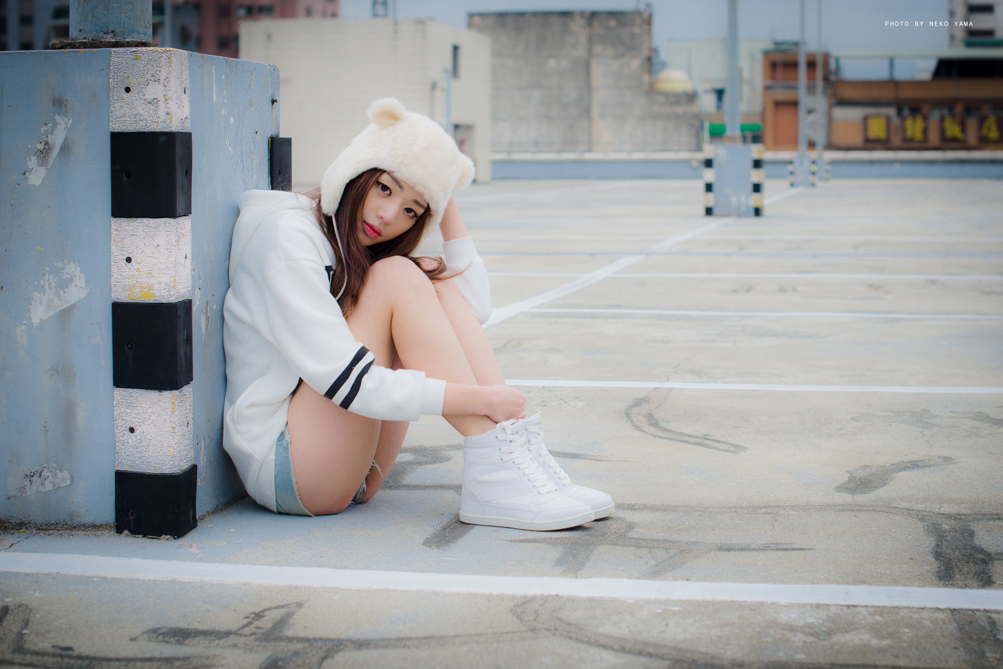 Kiki Hsieh, brunette, sneakers, 1080P, jean shorts, sitting, women, Asian, model, women outdoors, parking lot, HD Wallpaper