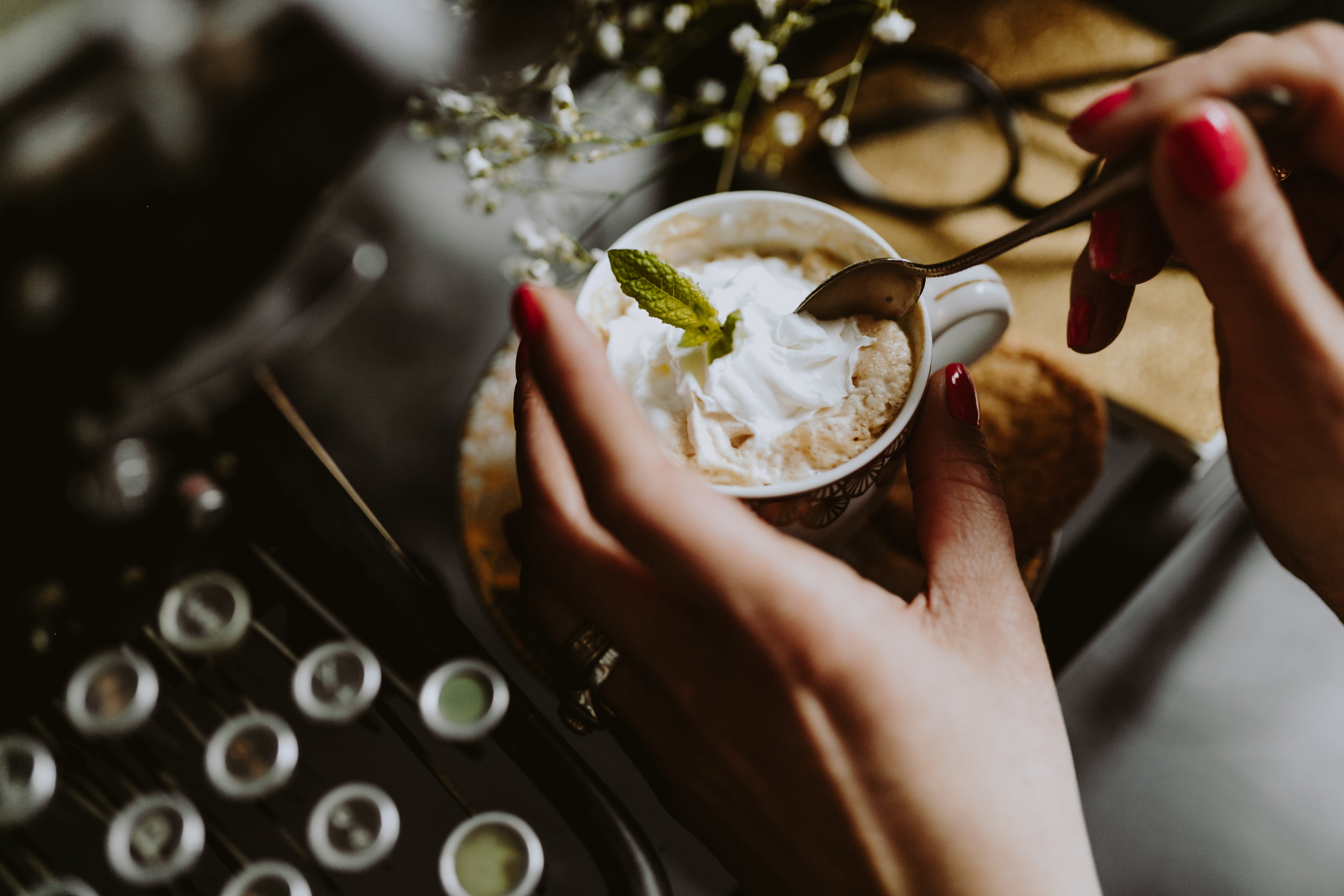food, lifestyles, food and drink, 4K, cage, selective focus, finger, women, ornament, vola art of deco, drink, personal perspective, whipped cream, holding, HD Wallpaper