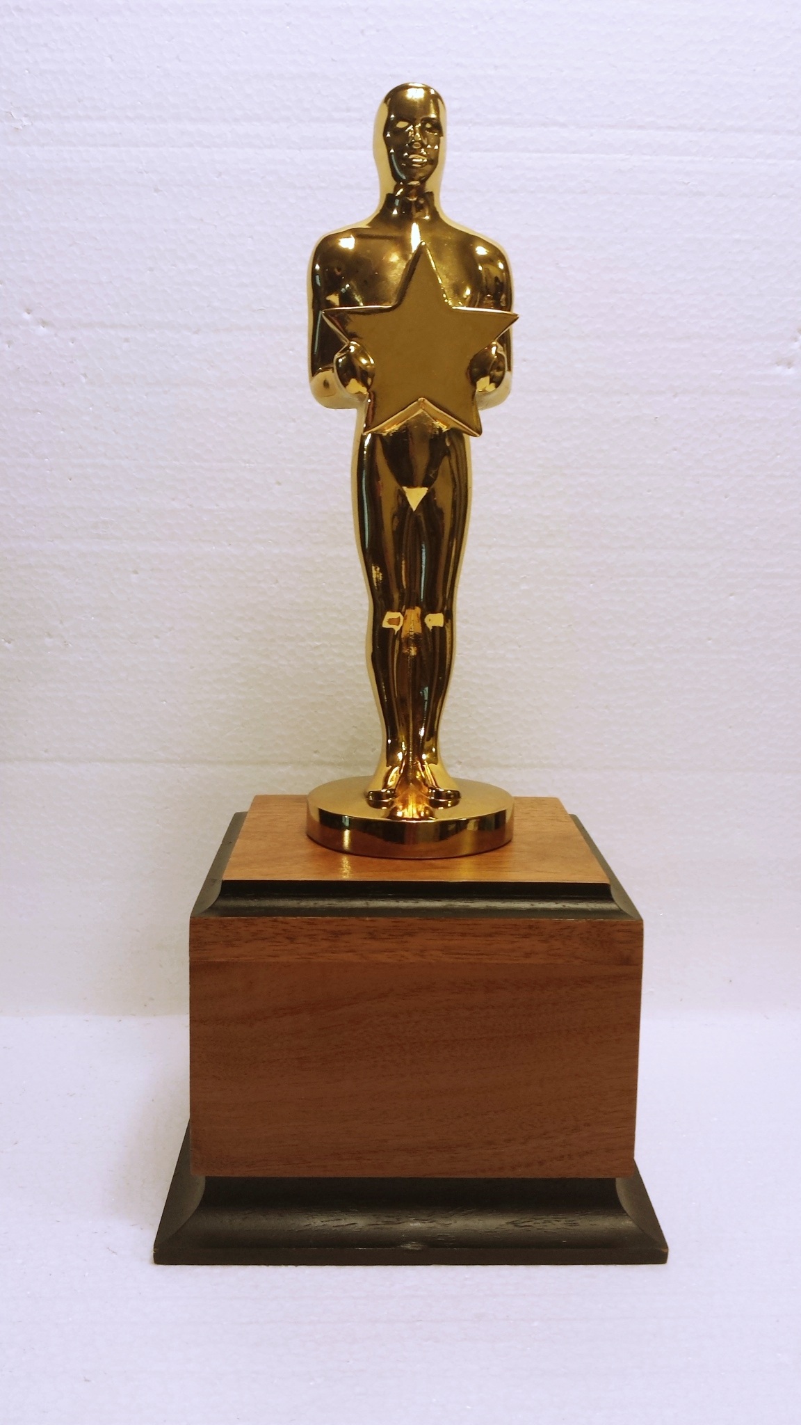award, close-up, interview, modern, lifestyle, hollywood, human representation, formal, showing, microphone, representation, guy, presenter, museum, no people, Phone HD Wallpaper