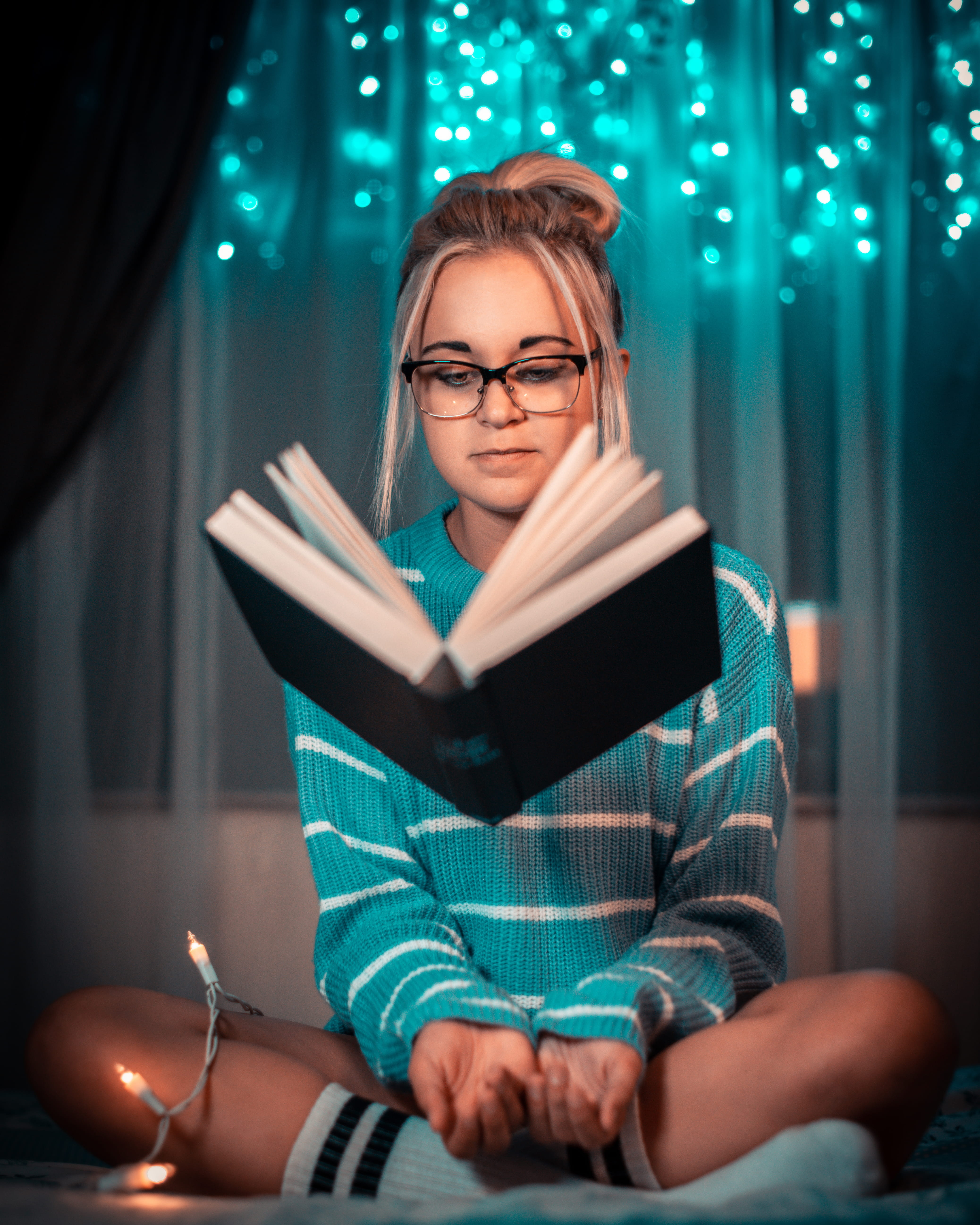 magic, sit, adult, indoors, blue, women, real people, lights, beautiful woman, young adult, wear, holding, wireless technology, casual clothing, publication, Phone HD Wallpaper
