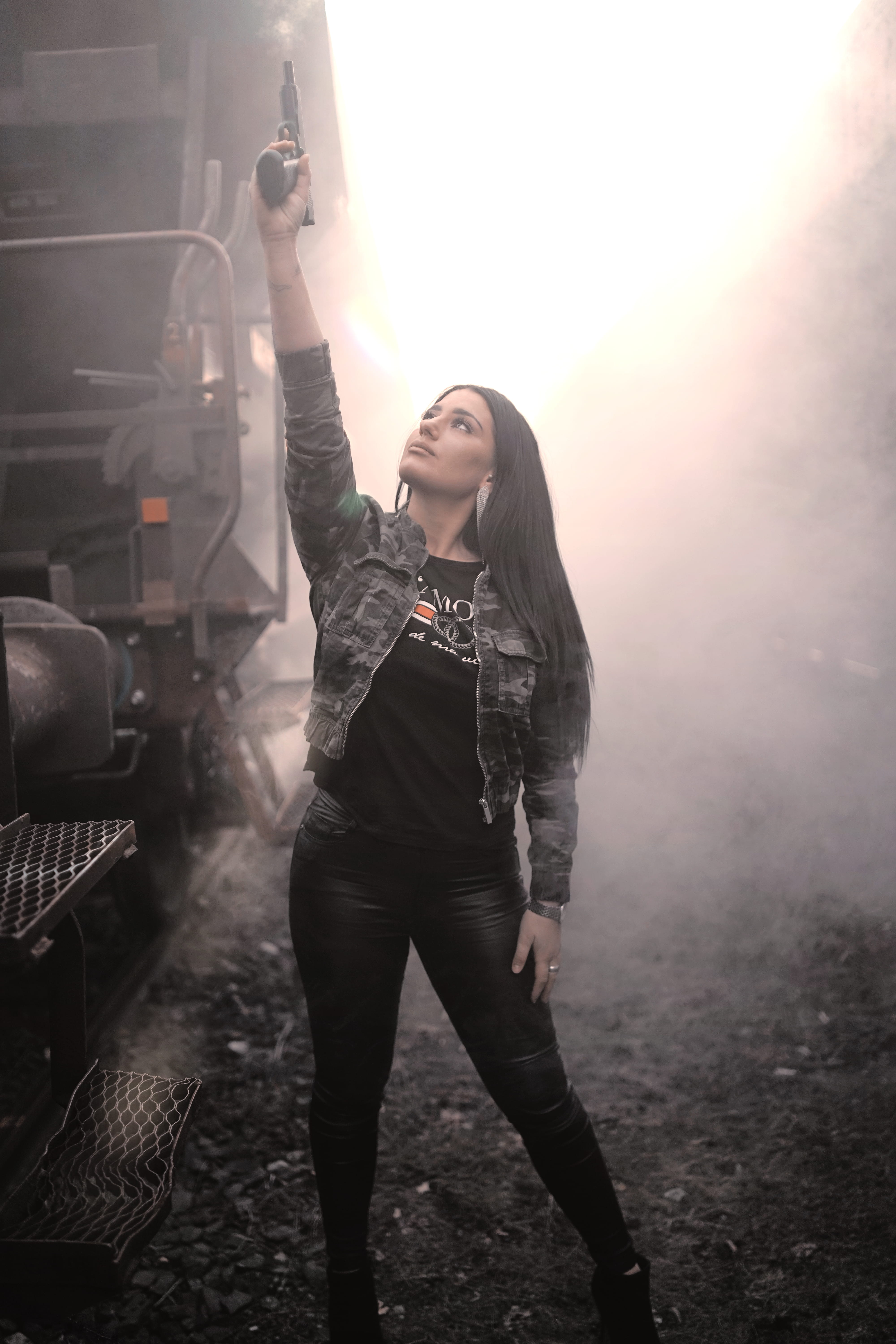 pants, lifestyles, young adult, human, gun shot, full length, focus on foreground, german, real people, women, train, flare, human arm, nürnberg, one person, Phone HD Wallpaper