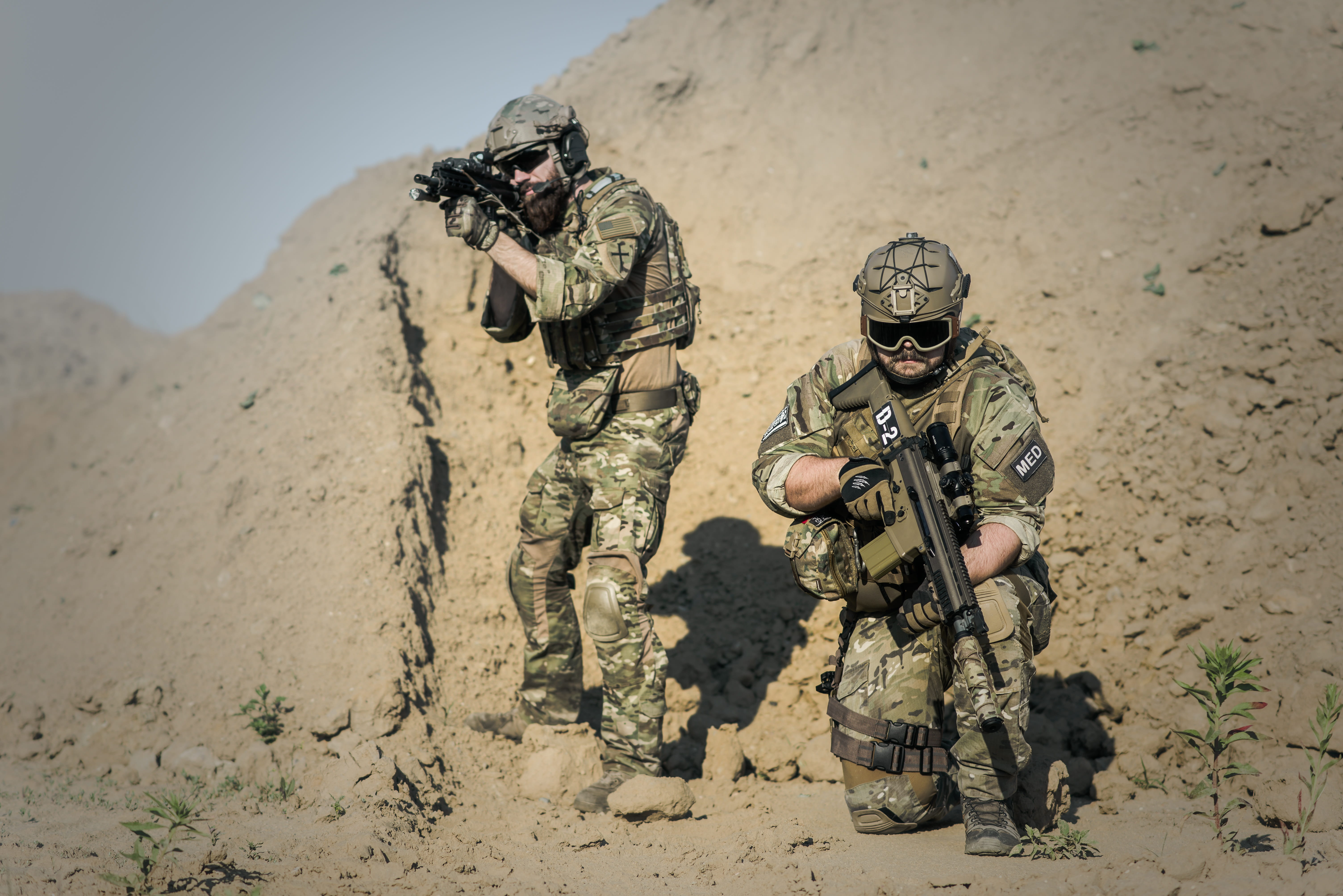 lifestyle, dom, person, army soldier, adult, military, group, desert, sand, 5K, extreme, adventure travel, protection, man, gunshow, uniform, security, HD Wallpaper