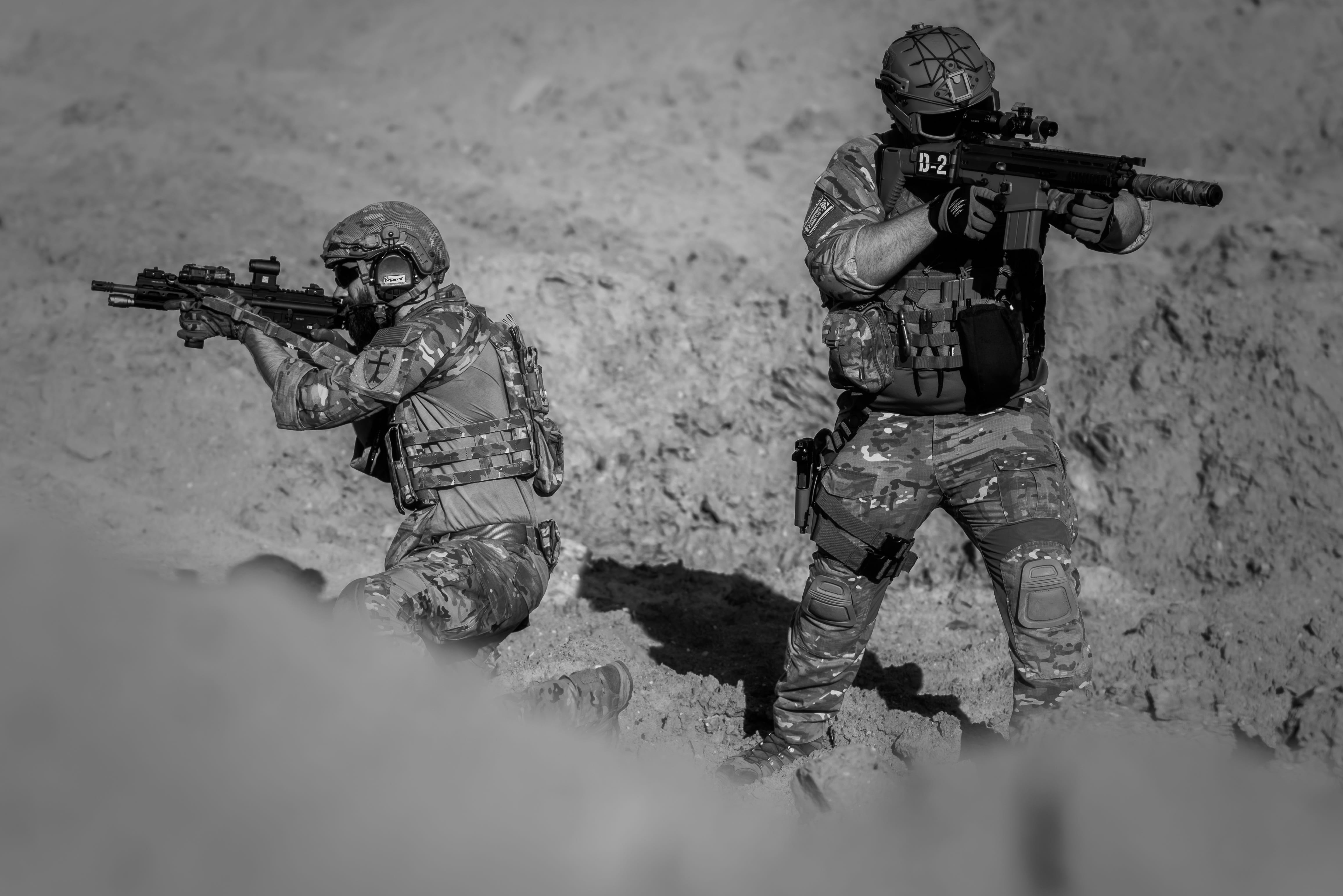 armies, uniform, soldier, backpack, action, war, nature, photo, extreme, sand, government, desert, military, team, grayscale, army soldier, young, aiming, HD Wallpaper