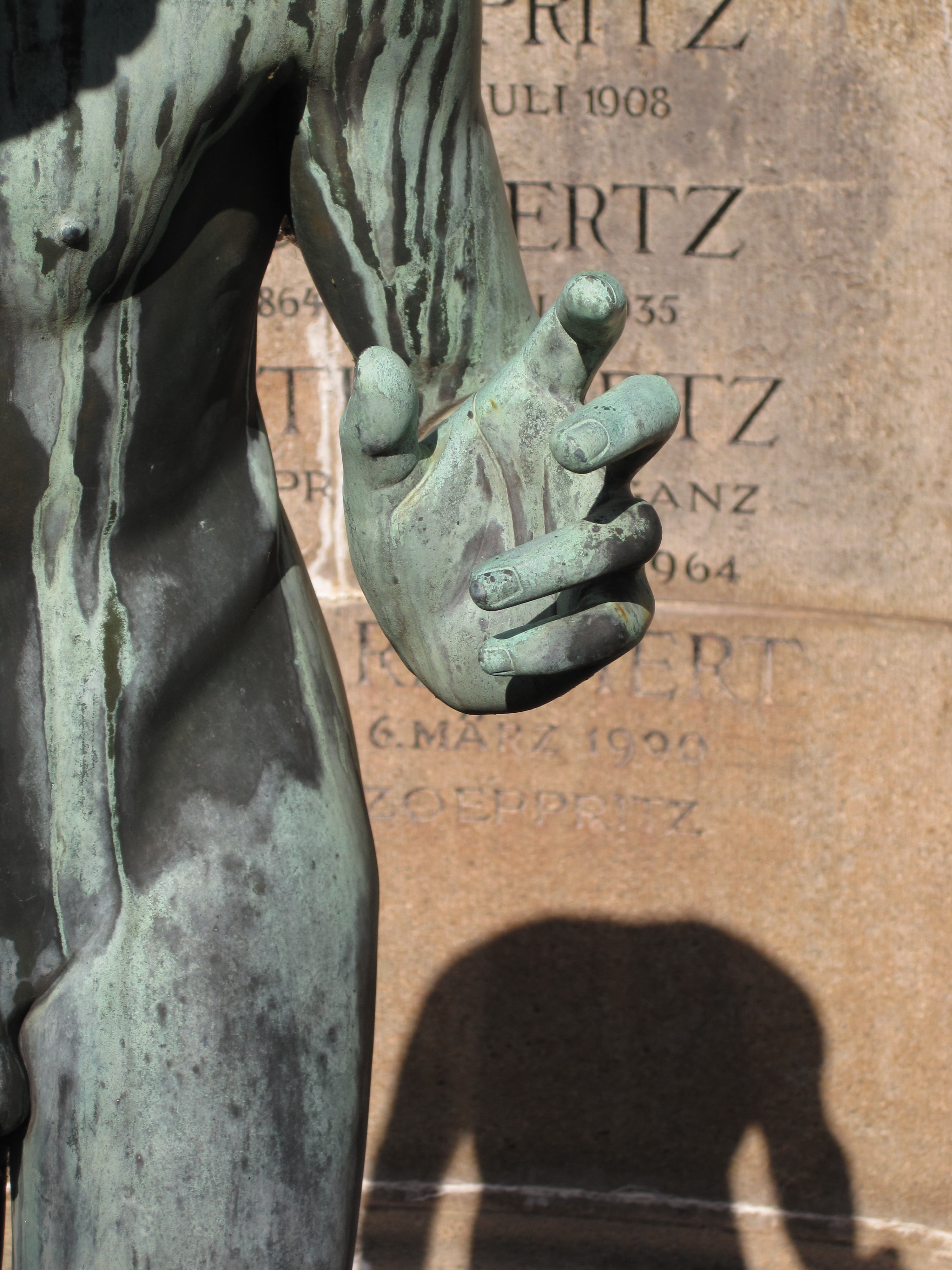 shadow play, statue, close-up, old, no people, mirage, open, mourning, carving - craft product, monument, body, architecture, concrete, act, touching, letting go, Phone HD Wallpaper