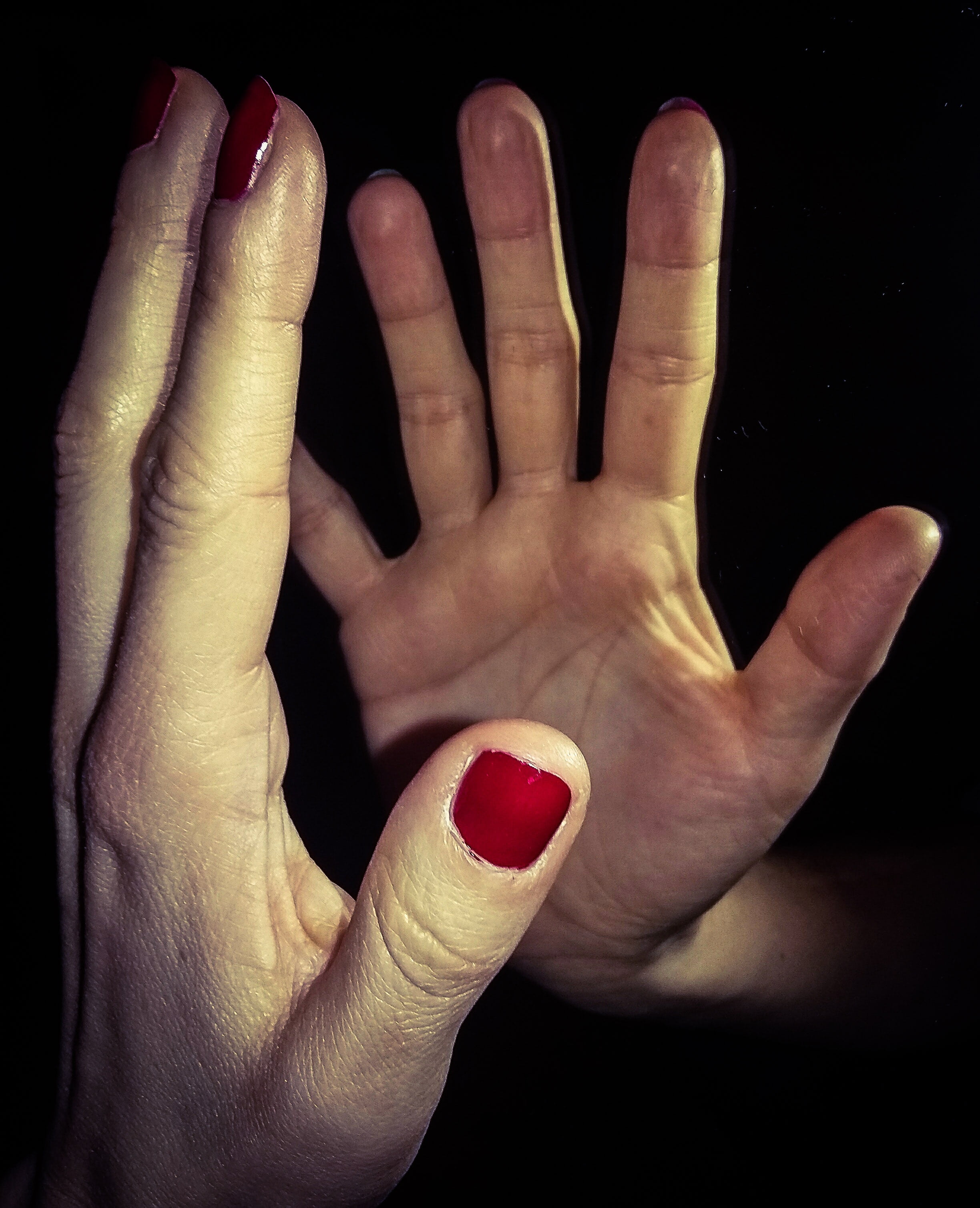 people, panic, 2K, finger, lifestyles, mirror, indoors, reflection, adult, black Background, one person, body part, bipolar, real people, hand, hands, Phone HD Wallpaper