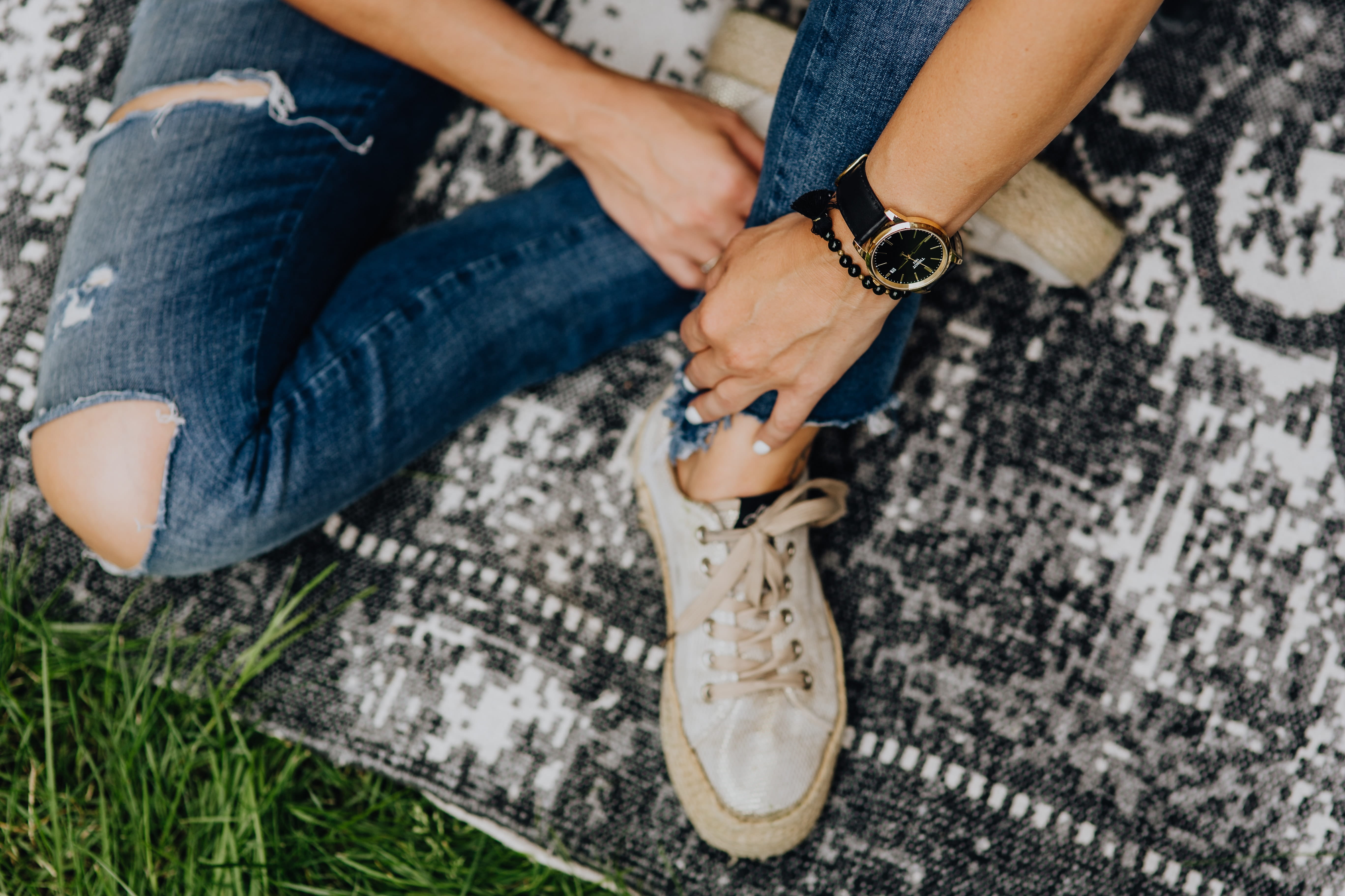 jewelry, t-shirt, suntan, 5K, golden, adult, blue, navy, casual clothing, watch, human limb, stylish, legs, feminine, human hand, jeans, low section, sitting, HD Wallpaper