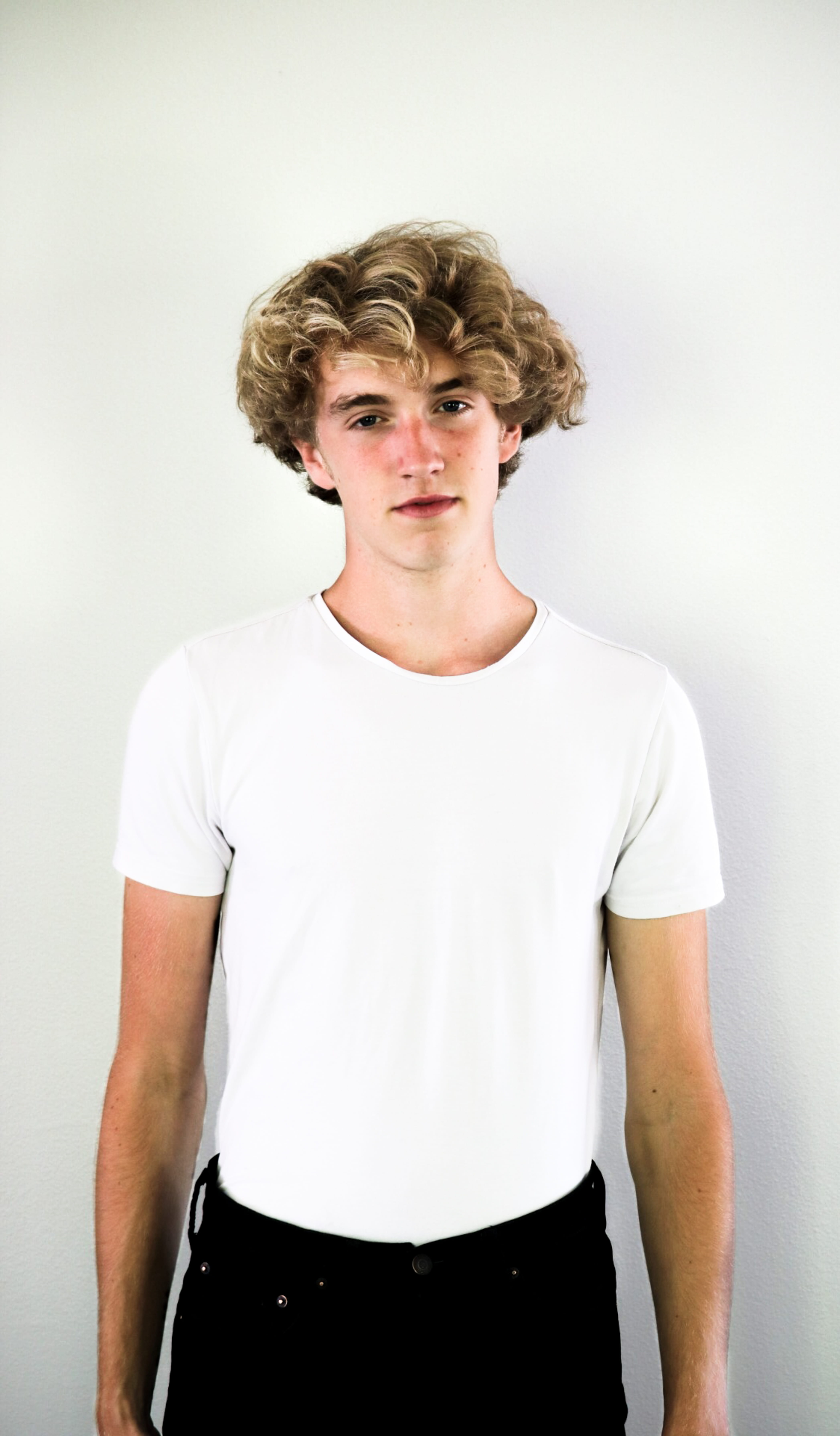 emotion, studio shot, face, yellow, orange, standing, man, camera, white background, teenager, smoke, paris, casual clothing, friend, tshirt, 5K, cheeck, Phone HD Wallpaper