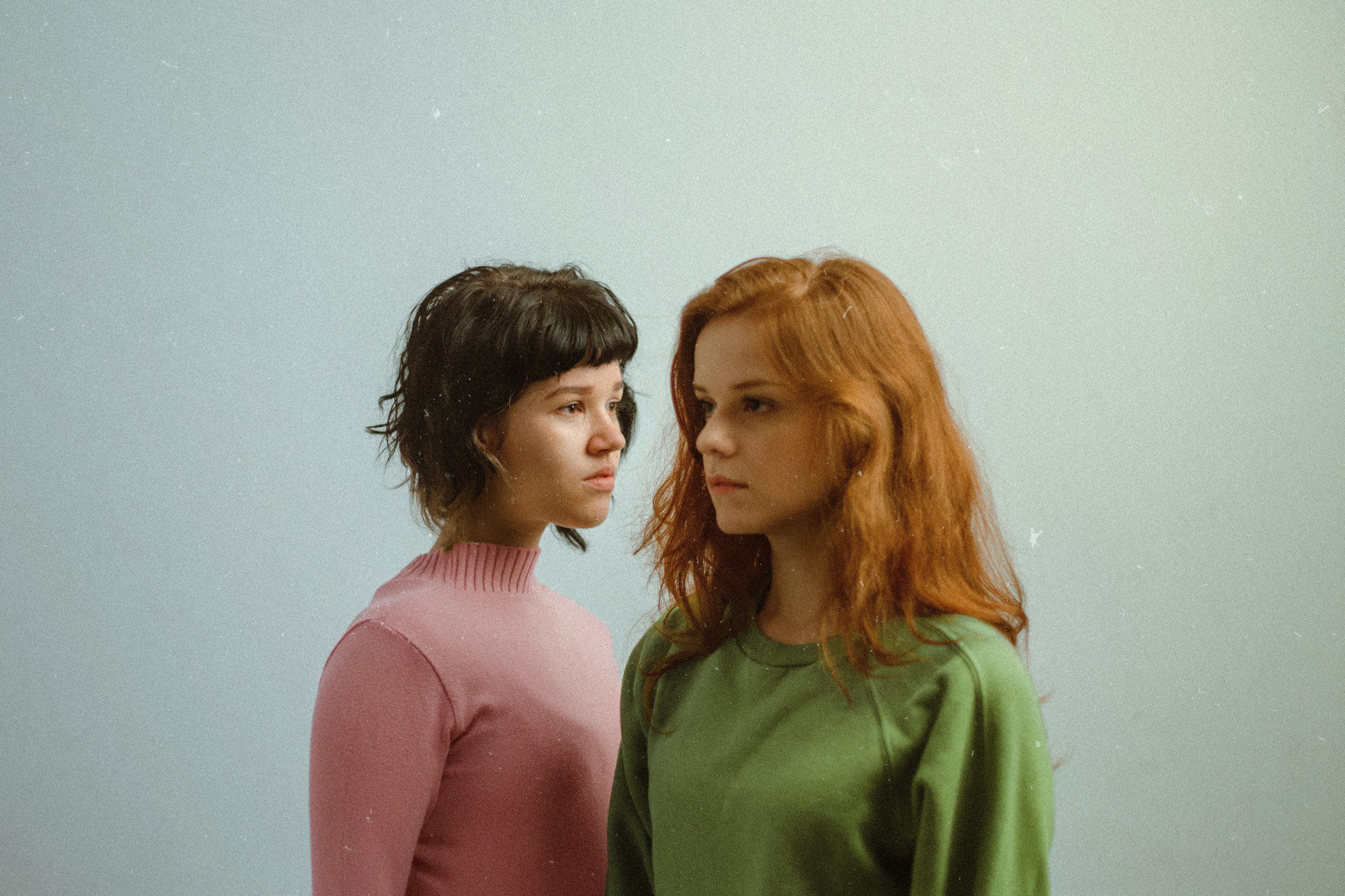pink, colored background, men, green, turtle, crew-neck, young Women, couple - relationship, front, turtle neck, casual clothing, caucasian Ethnicity, side view, HD Wallpaper