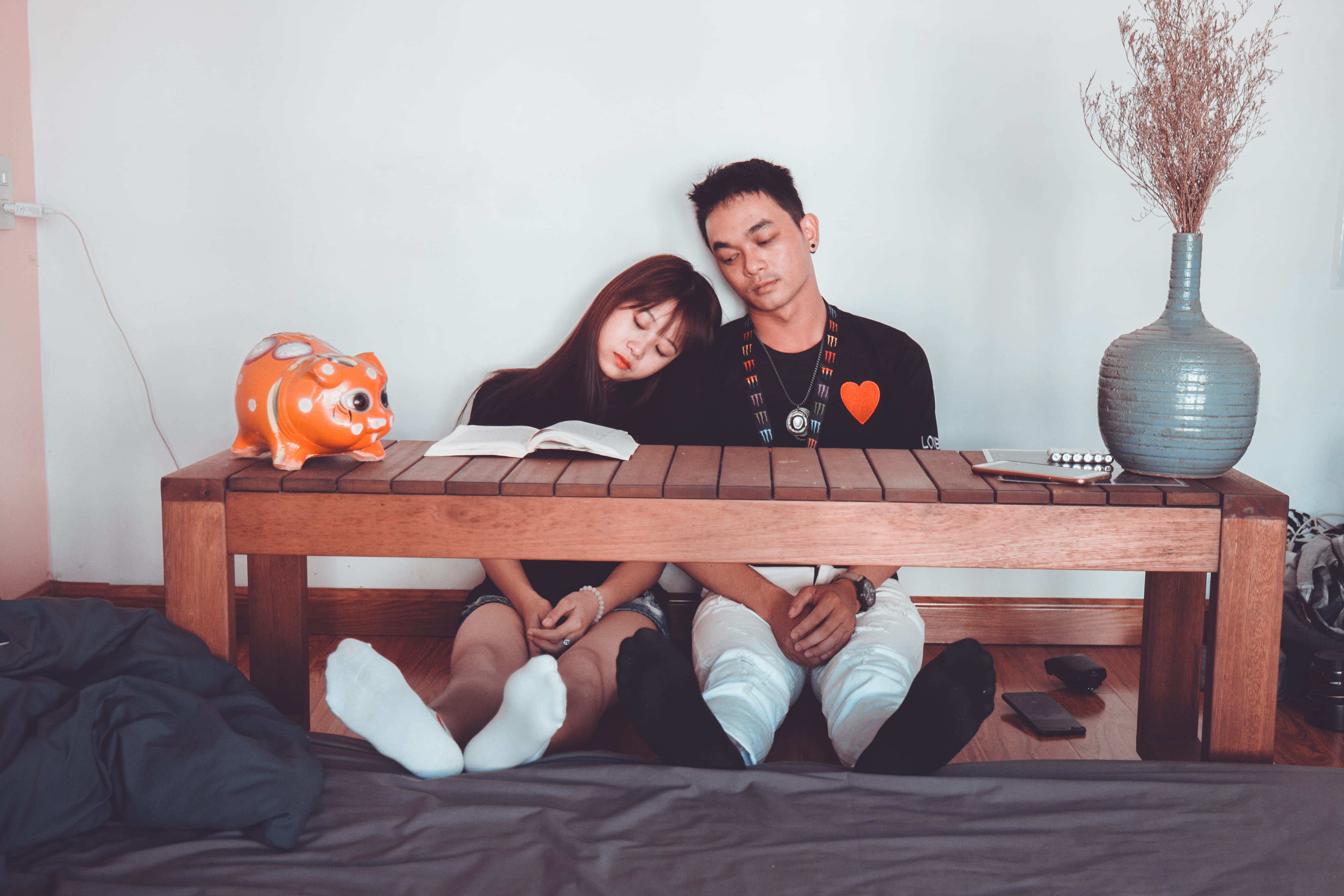 relaxation, two people, positive emotion, t, crew, men, couple, facial expression, smiling, sitting, girl, vase, man, sit, woman, room, wearing, bed, young men, HD Wallpaper