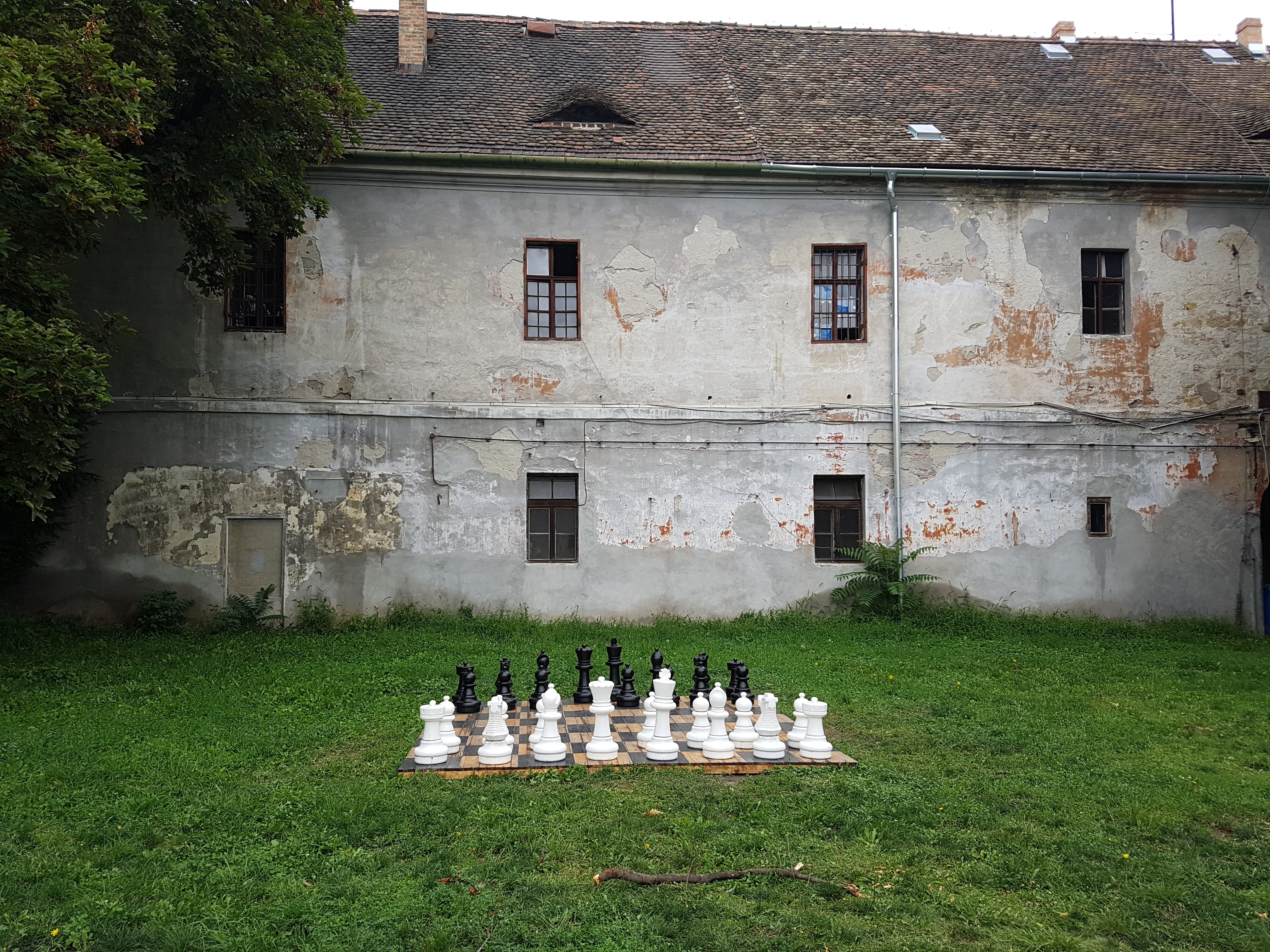 no people, game, ruin, building exterior, lost place, chess game, day, park, obuda, budapest, built structure, residential district, chess board, belief, HD Wallpaper