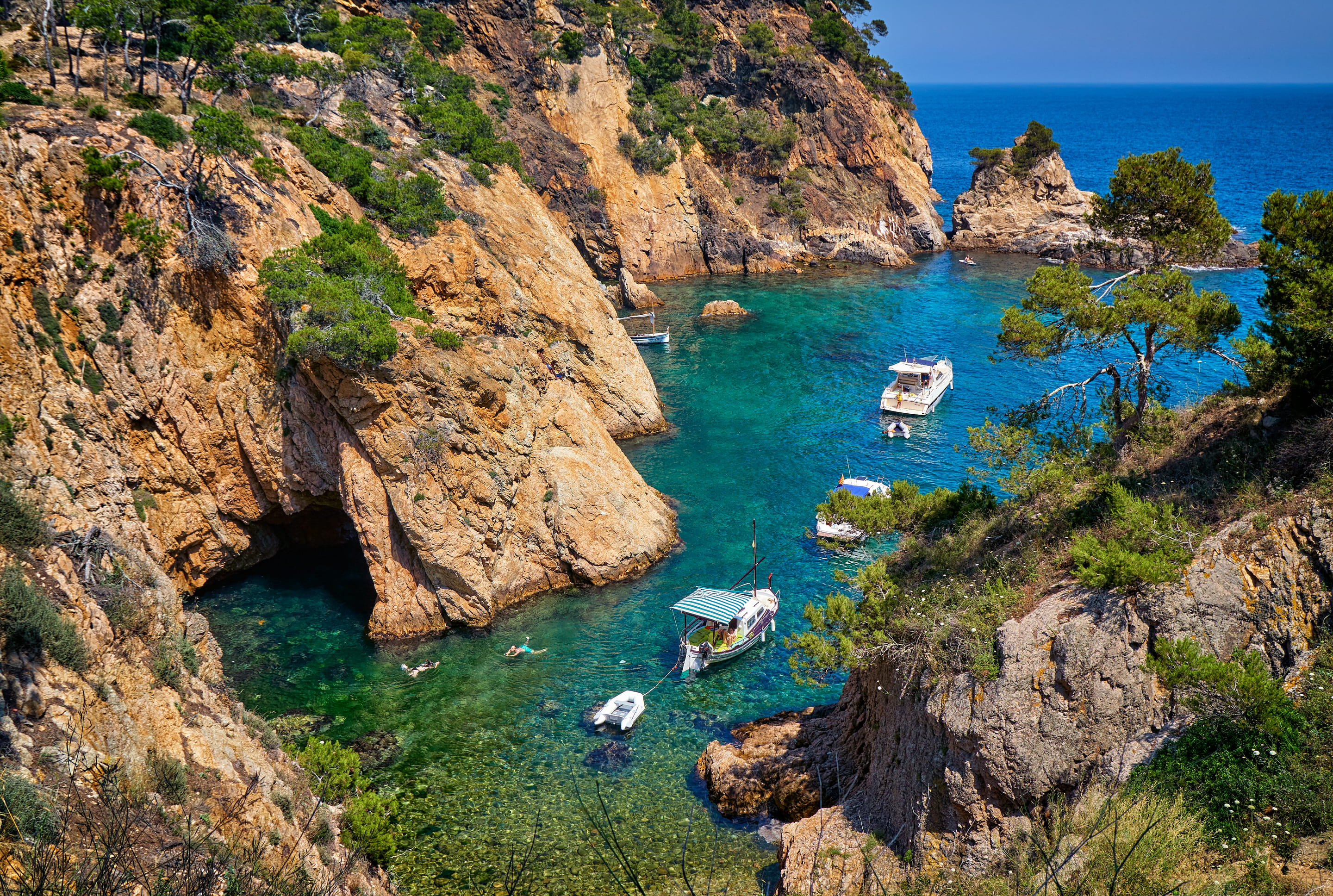 beach, 2K, flora, cliff, rock - object, land, high angle view, mountains, beauty in nature, palamós, ship, yacht, bay, nature, eroded, plant, water, spain, HD Wallpaper