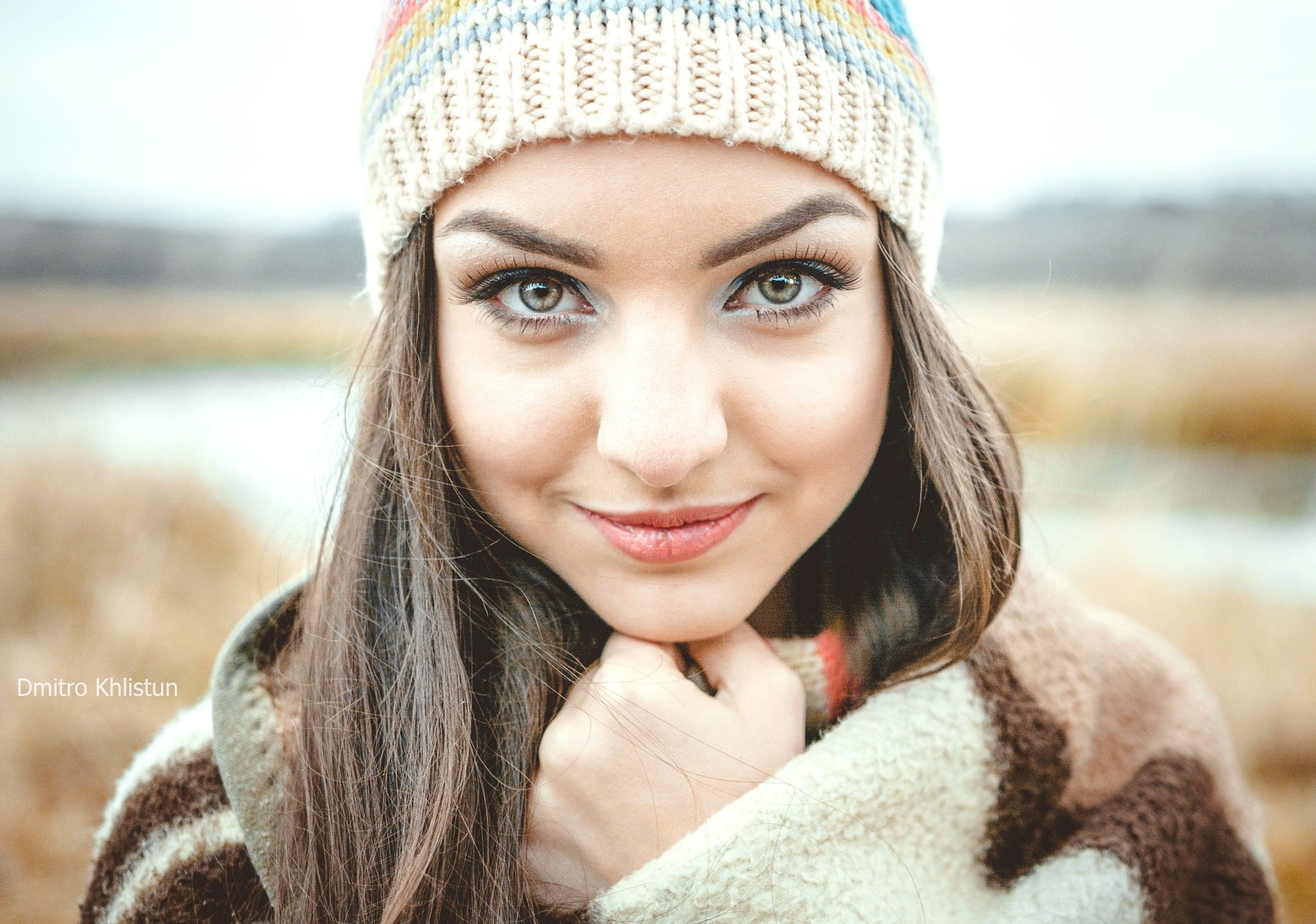 long hair, smiling, cape, portrait, pink lipstick, women, face, brunette, 500px, 1080P, looking at viewer, beanie, depth of field, HD Wallpaper