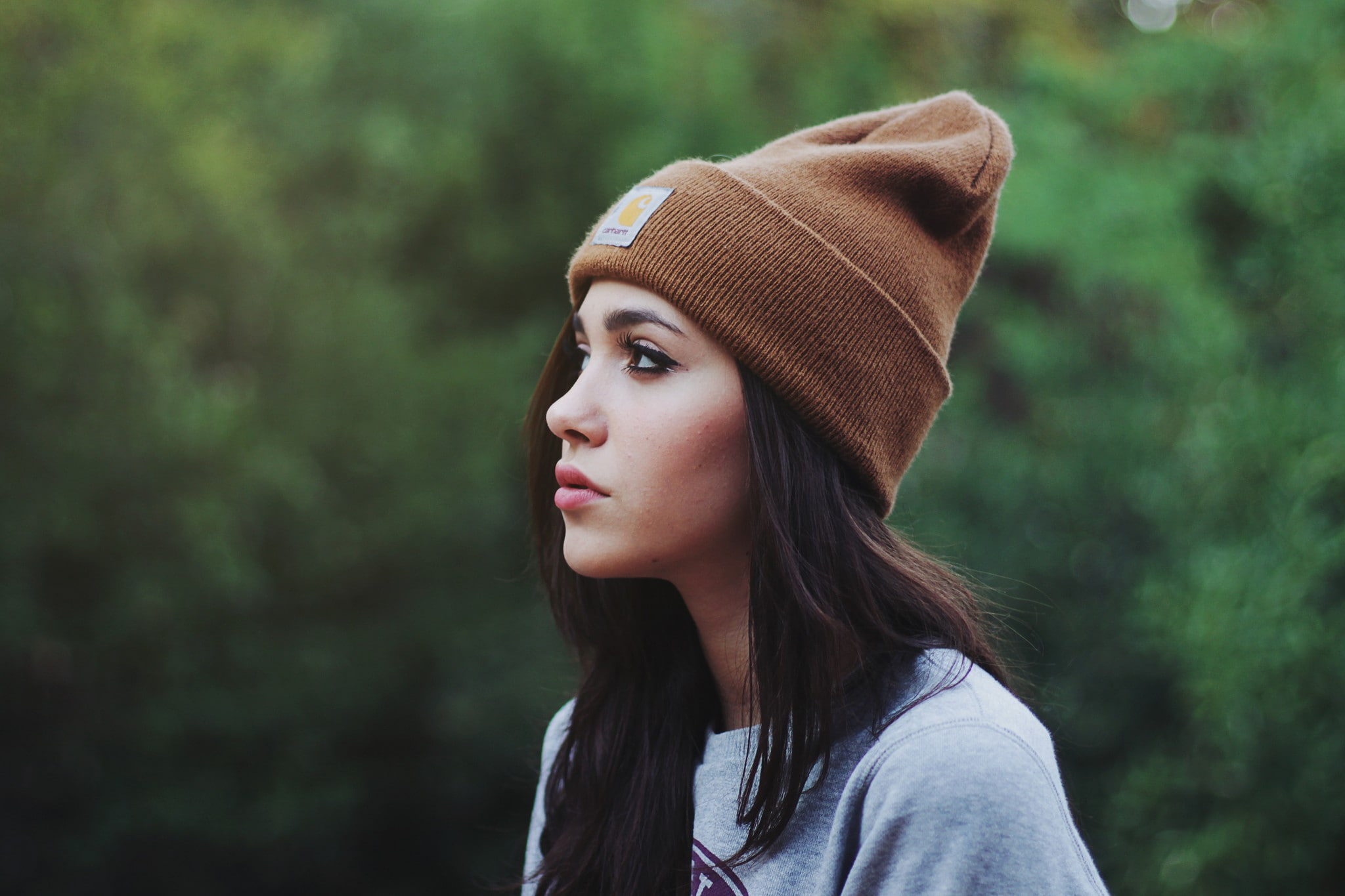 women outdoors, brunette, pink lipstick, looking away, 1080P, women, profile, beanie, HD Wallpaper