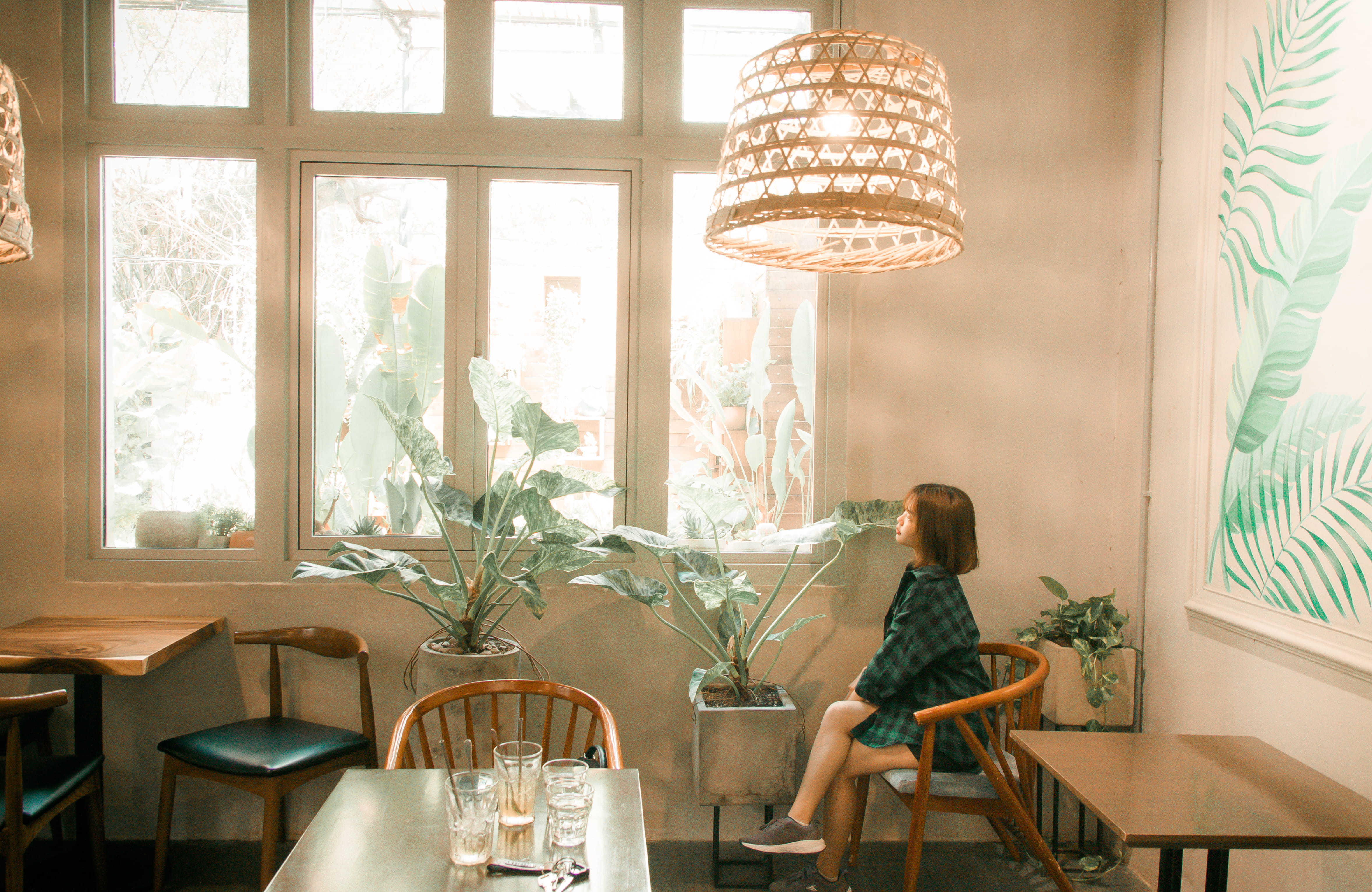 design, indoors, absence, electric lamp, table, modern, coffee table, coffee shop, living room, glass, chairs, chair, furnitures, furniture, window, sit, HD Wallpaper