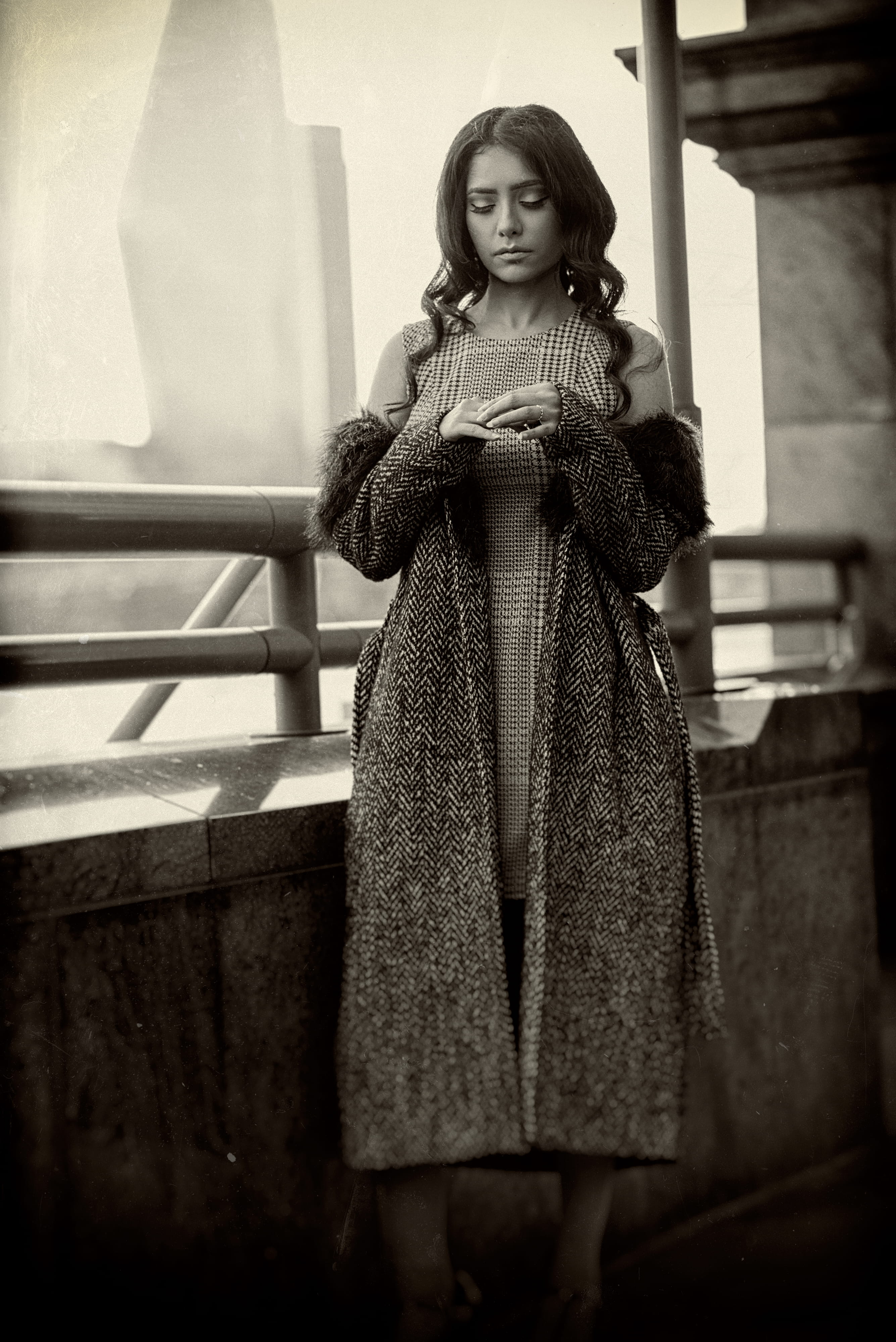 london, woman, architecture, warm clothing, fence, standing, full length, teenager, sweater, overcoat, clothing, apparel, finger, face, near, contemplation, Phone HD Wallpaper