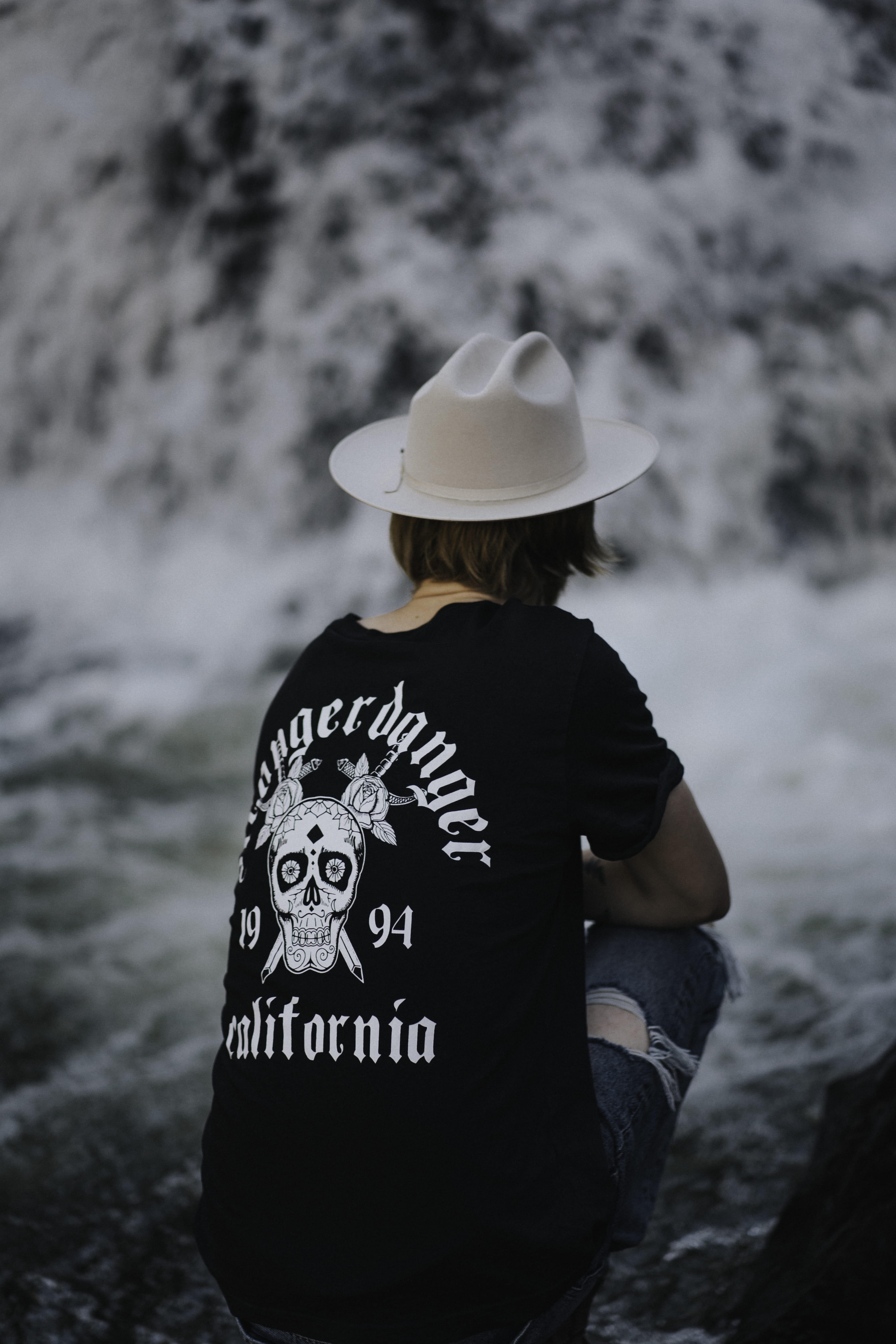 lifestyles, focus on foreground, sun hat, 5K, hat, clothing, flowing water, land, sombrero, adult, stetson, standing, day, leisure activity, water, hair, Phone HD Wallpaper