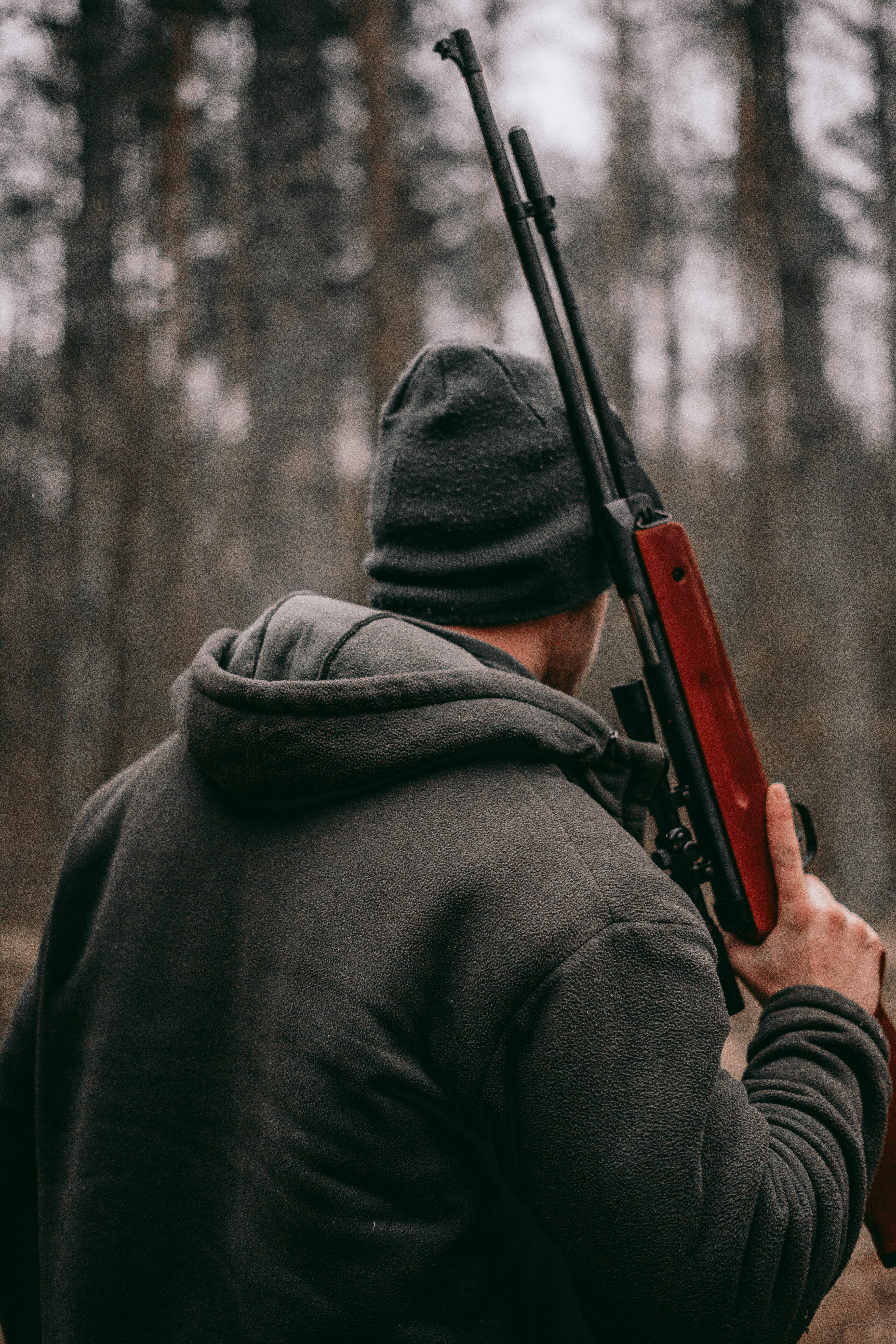 winter, 5K, rear view, outdoors, photography, aggression, summer, shooting a weapon, men, tone, hunter, green, tree, shallow, clothing, beard, hood - clothing, Phone HD Wallpaper