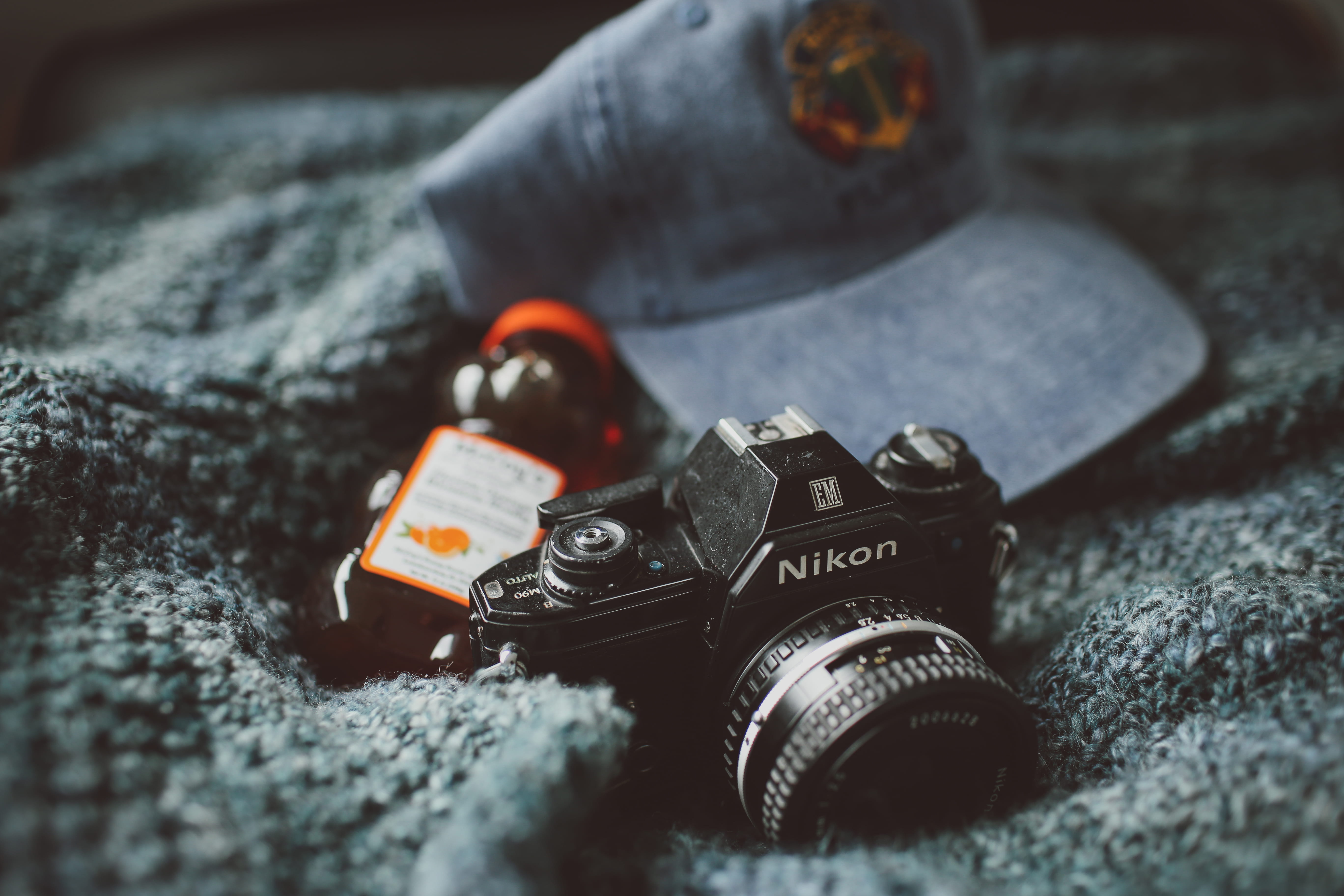5K, blanket, black color, selective focus, old, indoors, gray, near, camera, honey, technology, photographic equipment, photography themes, no people, HD Wallpaper