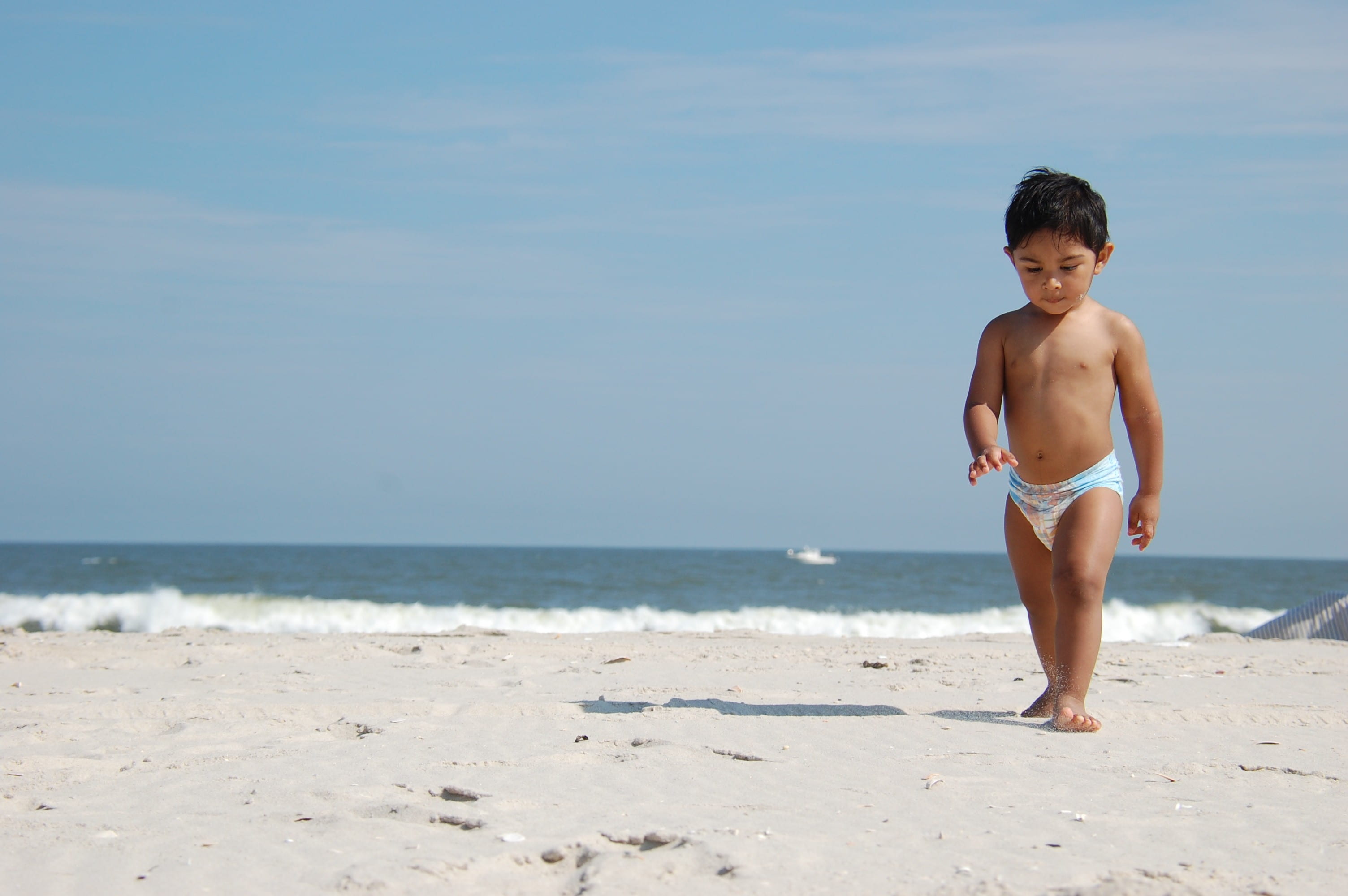lifestyles, sea, walking, seashore, men, diaper, horizon over water, one person, land, leisure activity, males, boys, mama, full length, child, disposable, HD Wallpaper