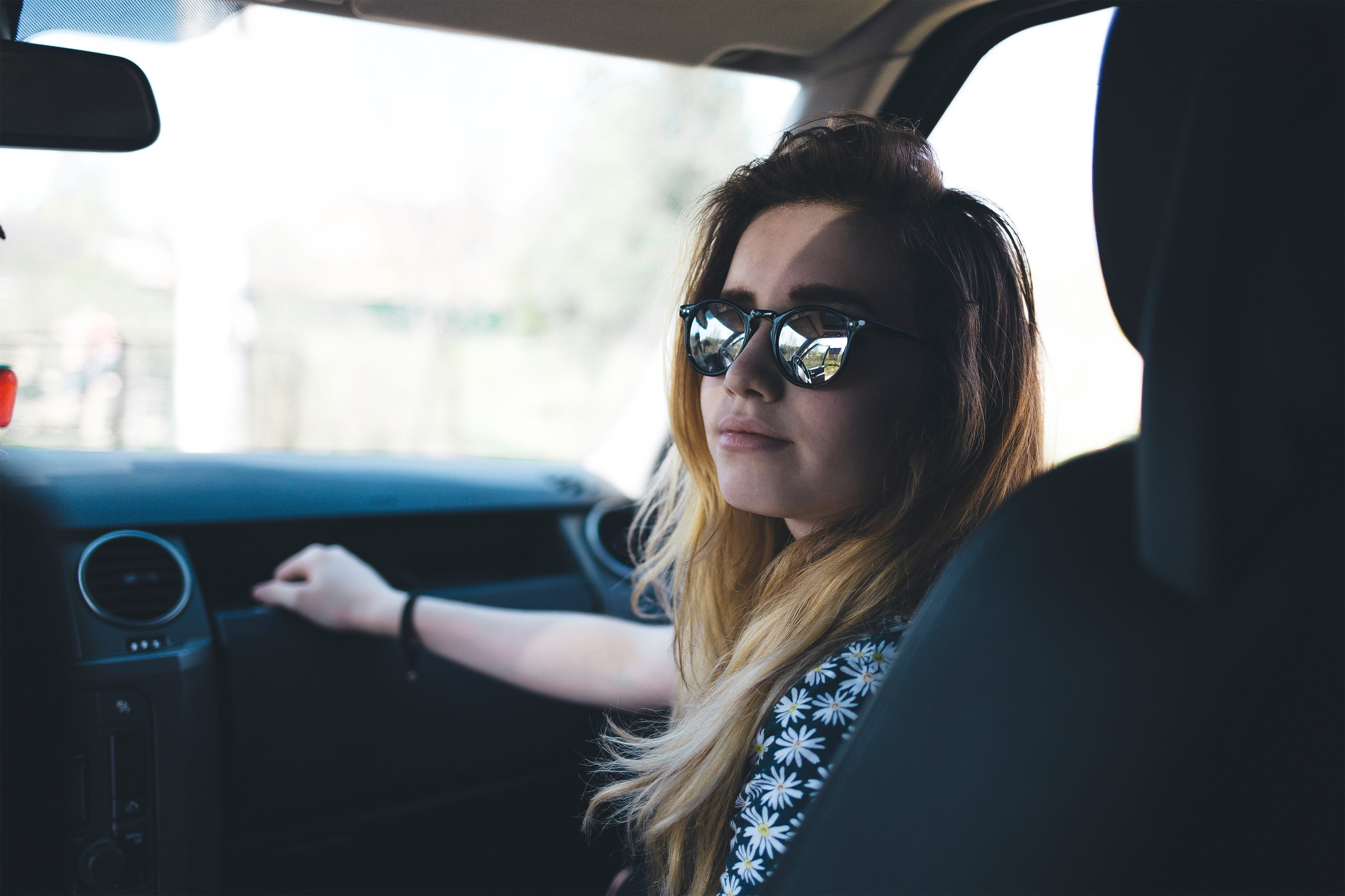 vehicle interior, motor vehicle, mode of transportation, women, portrait, woman, headshot, travel, vehicle, car interior, black, car, beauty, passenger, HD Wallpaper