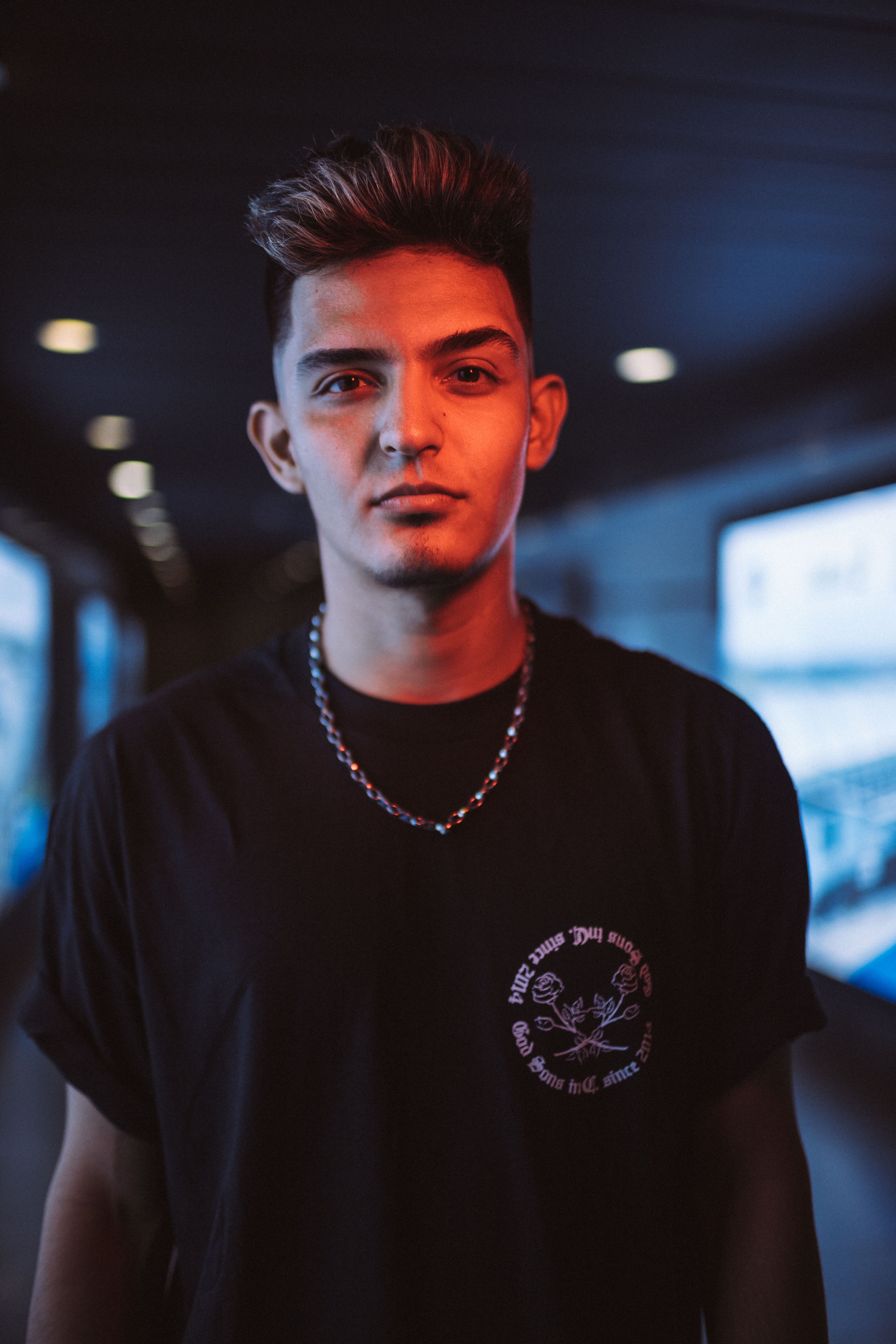 man, men, looking at camera, leisure activity, photoshoot, fashion, wear, dark, rebel, style, outfit, front view, lifestyles, indoors, t-shirt, real people, Phone HD Wallpaper