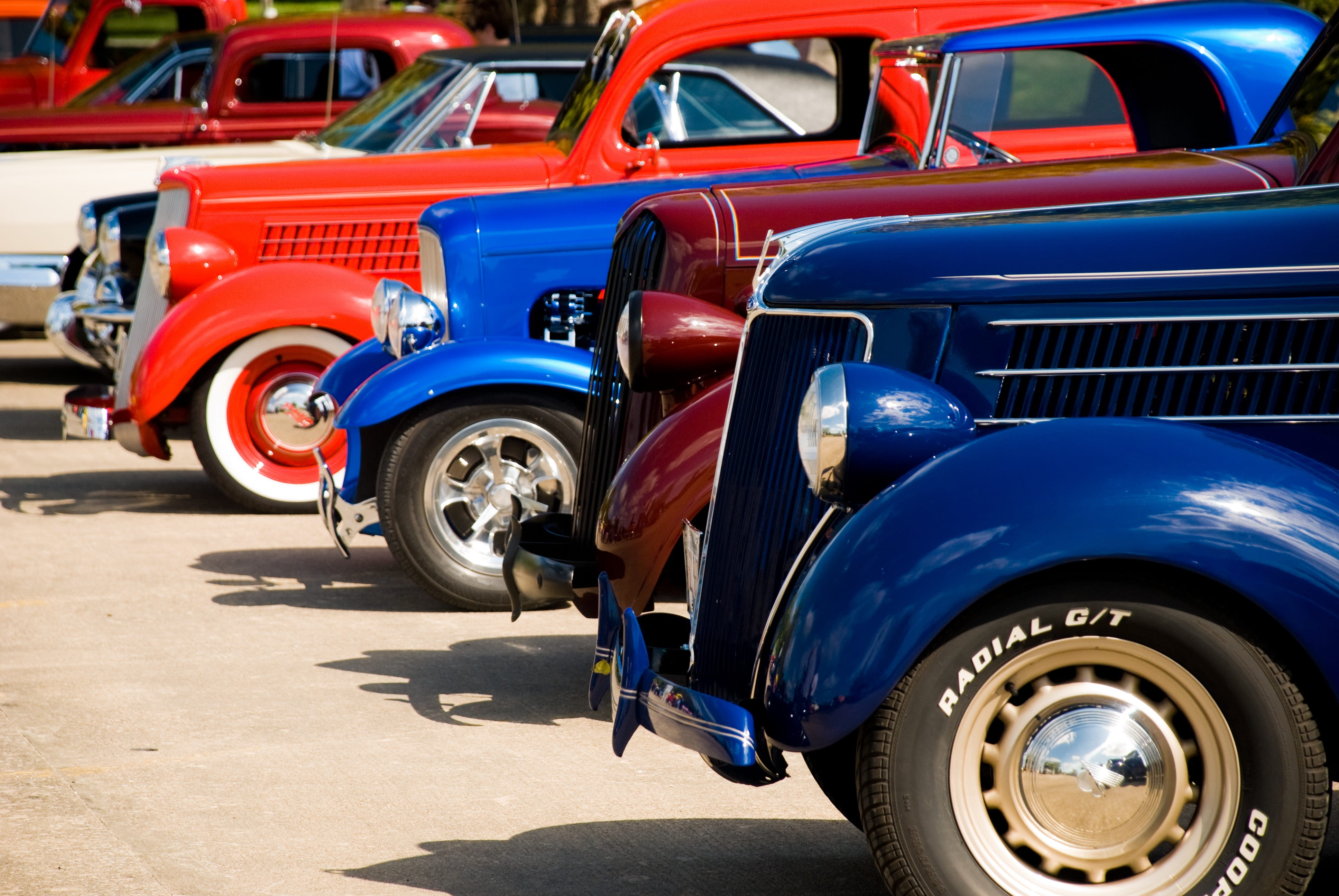 mode of transportation, vintage, style, road, metal, street, day, traffic, white, vehicle, travel, drive, old cars, city, several, in a row, car, old, tire, HD Wallpaper