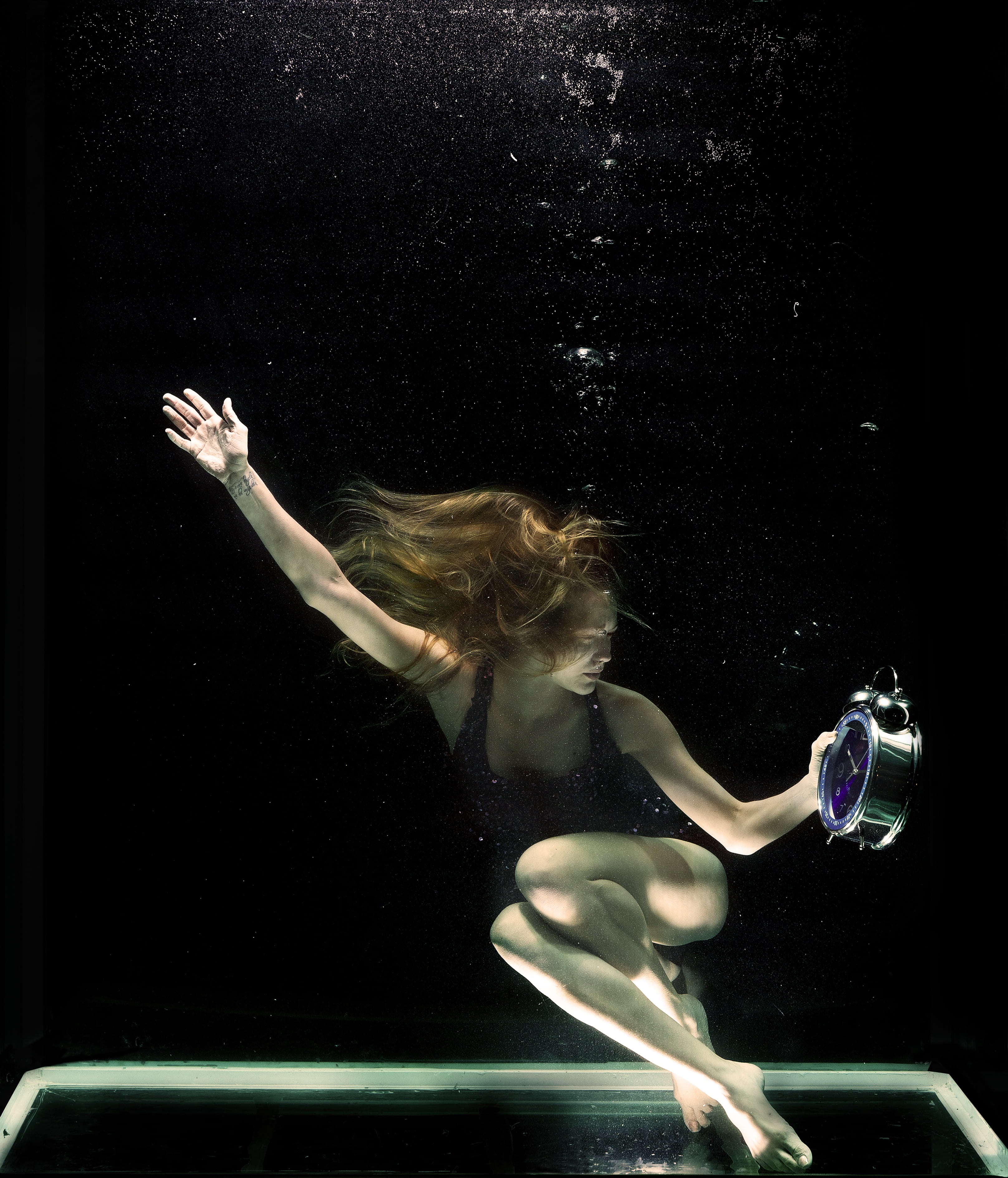 opinions, sport, under water, aesthetics, full length, deep, woman, indoors, real people, black background, dom, fashion, time, hair, human arm, dancing, Phone HD Wallpaper