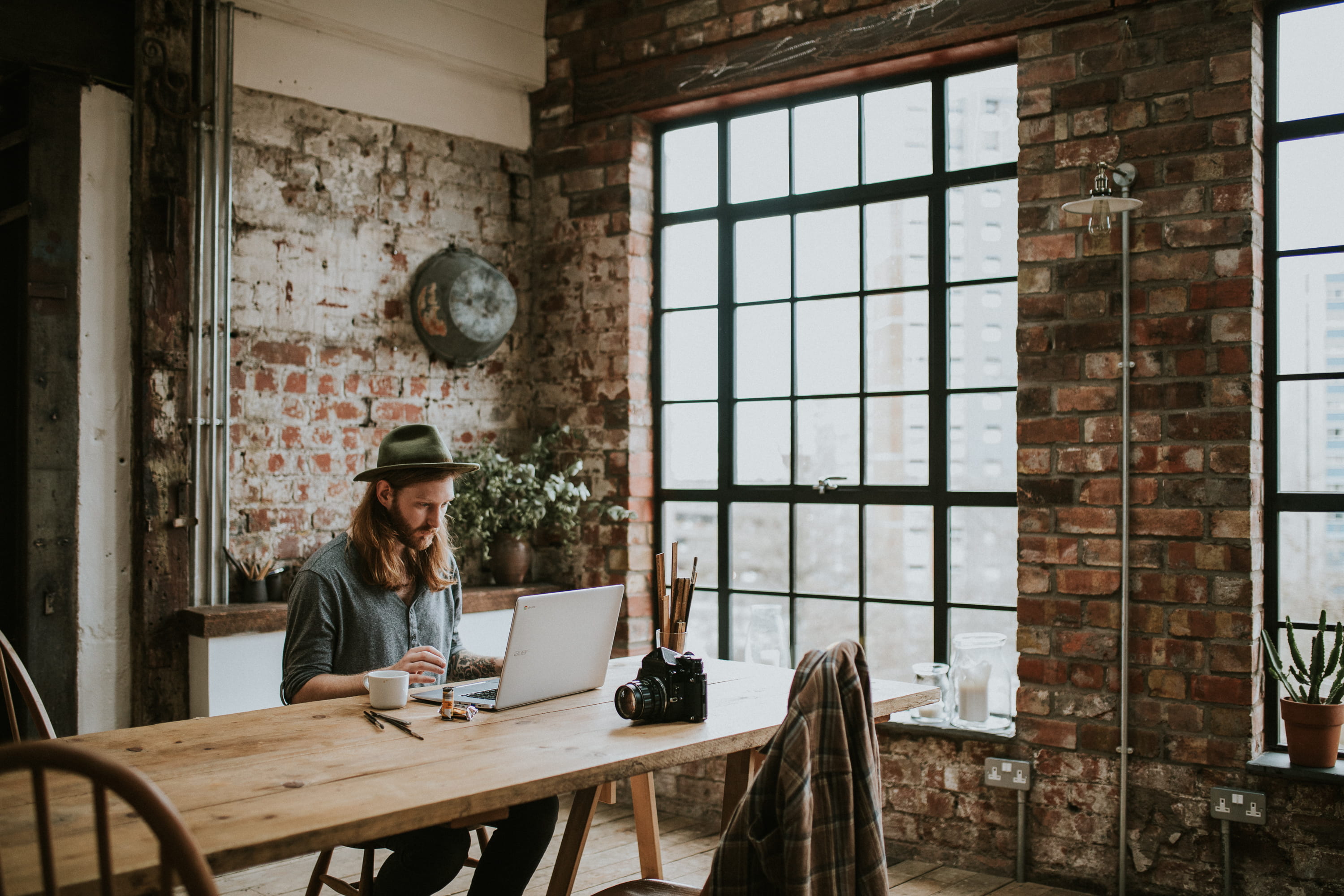 technology, sitting, computer, cafe, business, working, 2K, men, one person, google, adult, create, connection, chromebooks, acer, small business, laptop, HD Wallpaper
