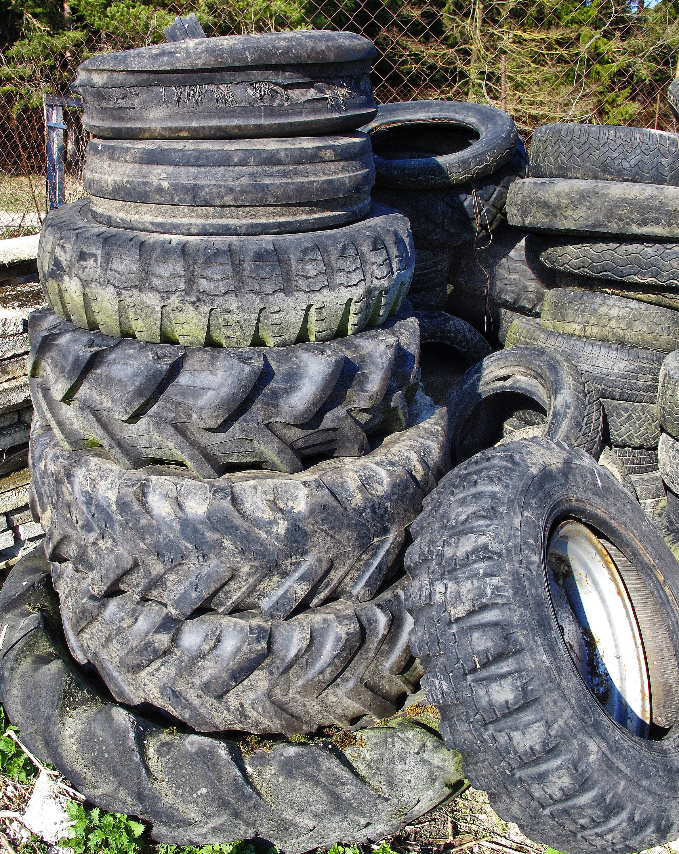 altreifen, nature, wheel, deterioration, mature disposal, day, large group of objects, solid, old, auto tires, stack, damaged, stacked, decline, tyre stack, Phone HD Wallpaper