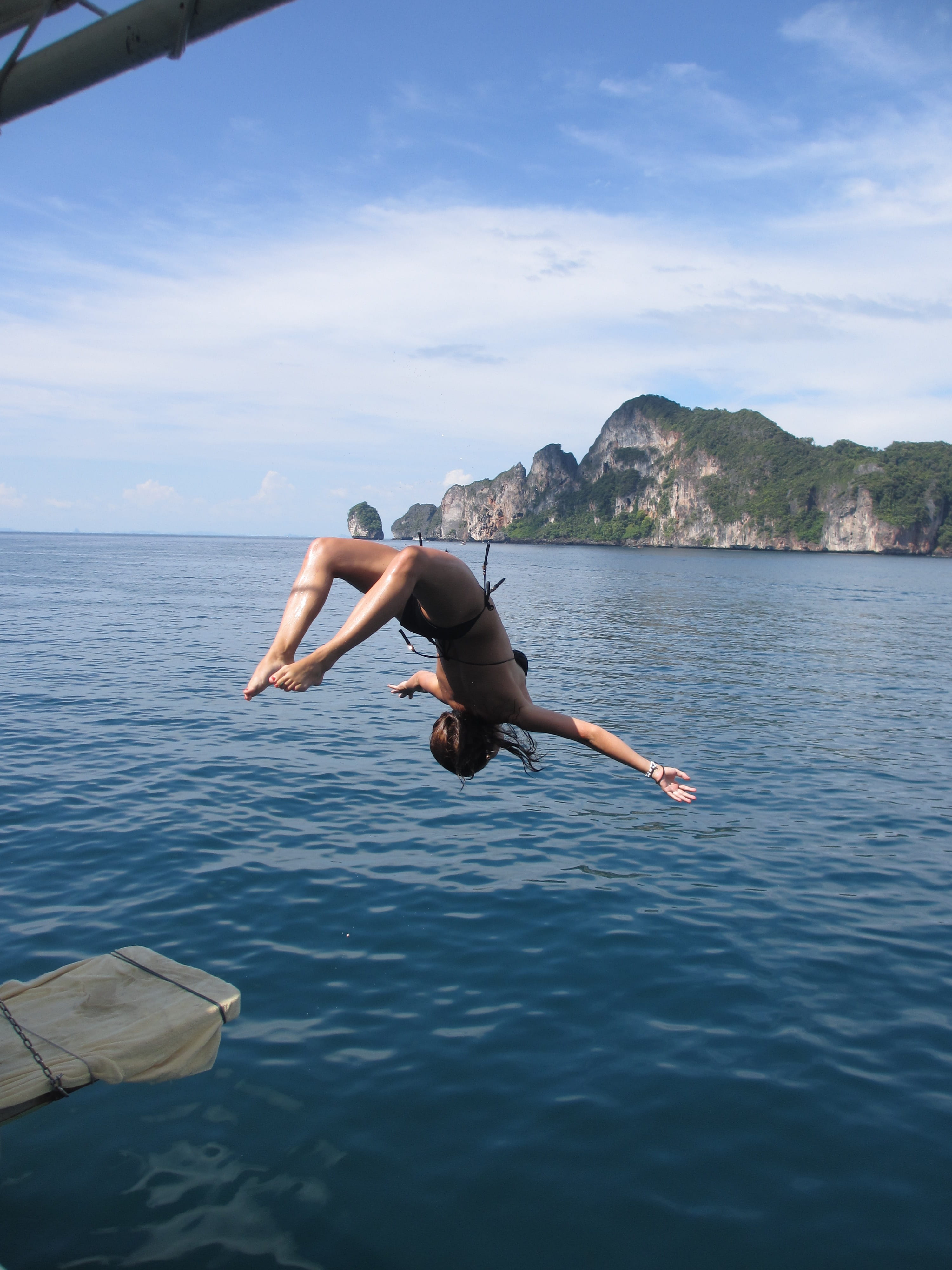 blue, diving, one person, Sea, water, jumping, day, outdoors, full length, holiday, scenics - nature, hope, rear view, real people, Volts, Gymnastics, 4K, Phone HD Wallpaper