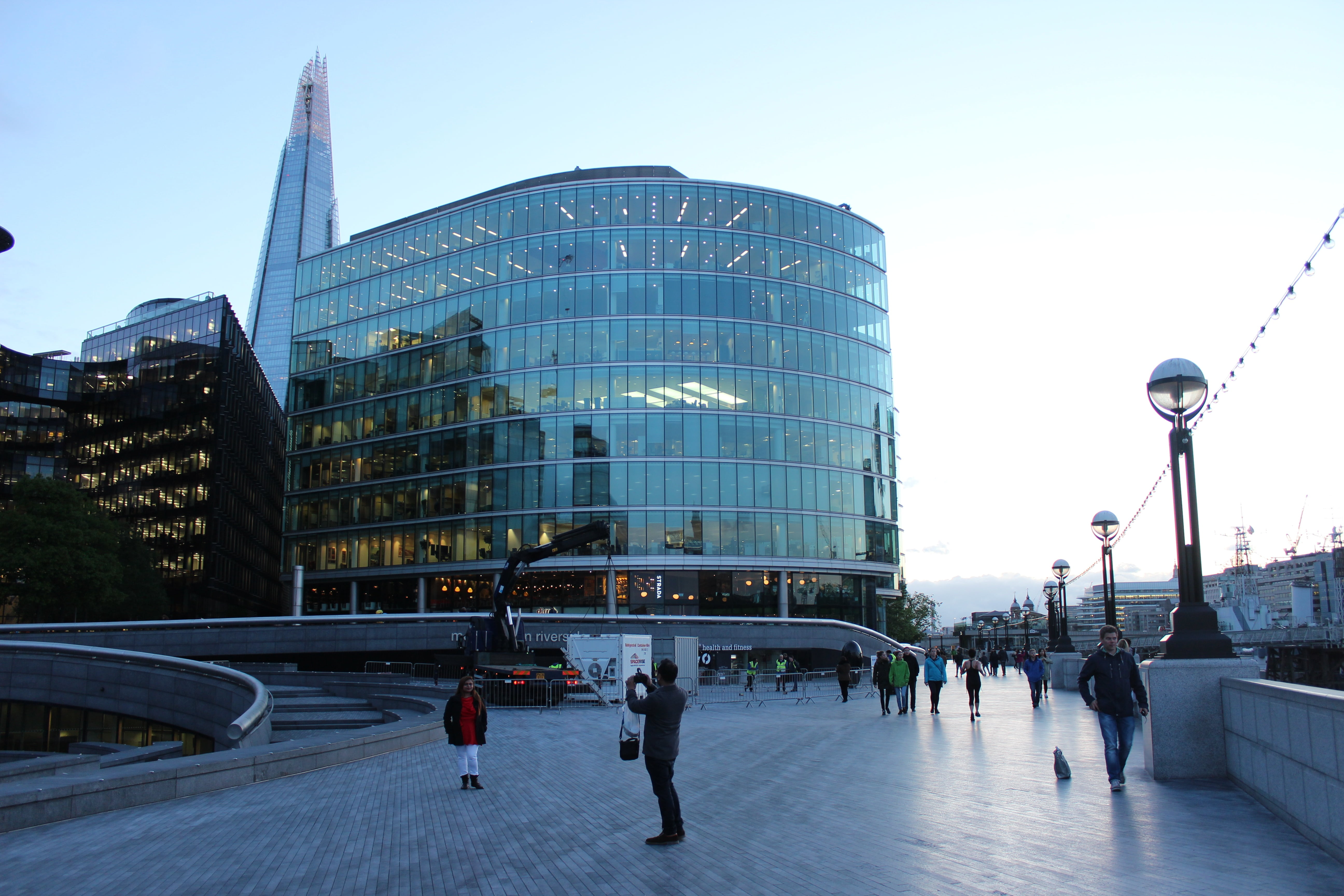 clear sky, crowd, group of people, city life, walking, building exterior, building, 5K, skyscraper, the shard, travel destinations, real people, england, HD Wallpaper