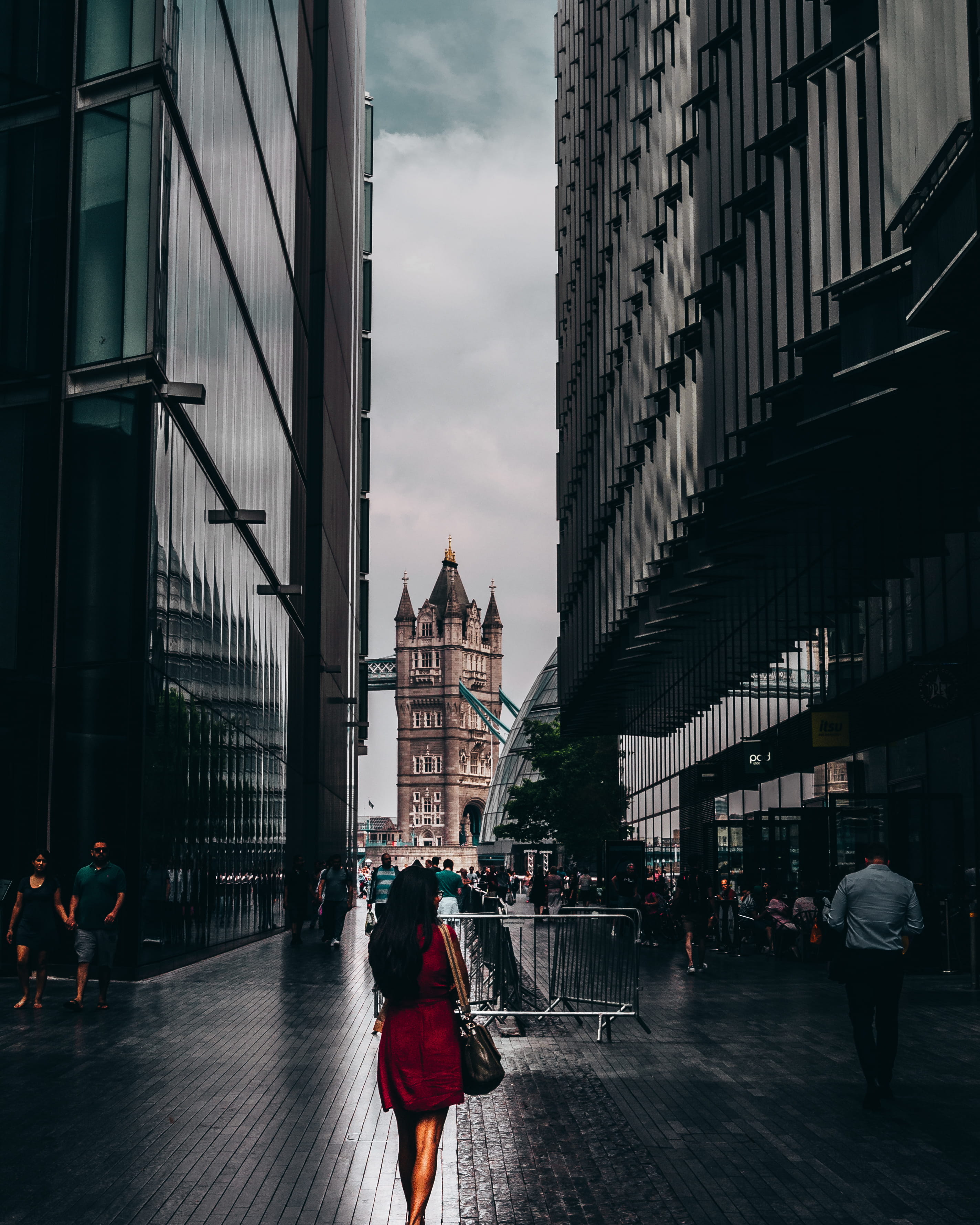 tower bridge, city, architecture, rear view, building, sky, 2K, lifestyles, tourism, building exterior, rain, walking, group of people, my city, day, adult, Phone HD Wallpaper