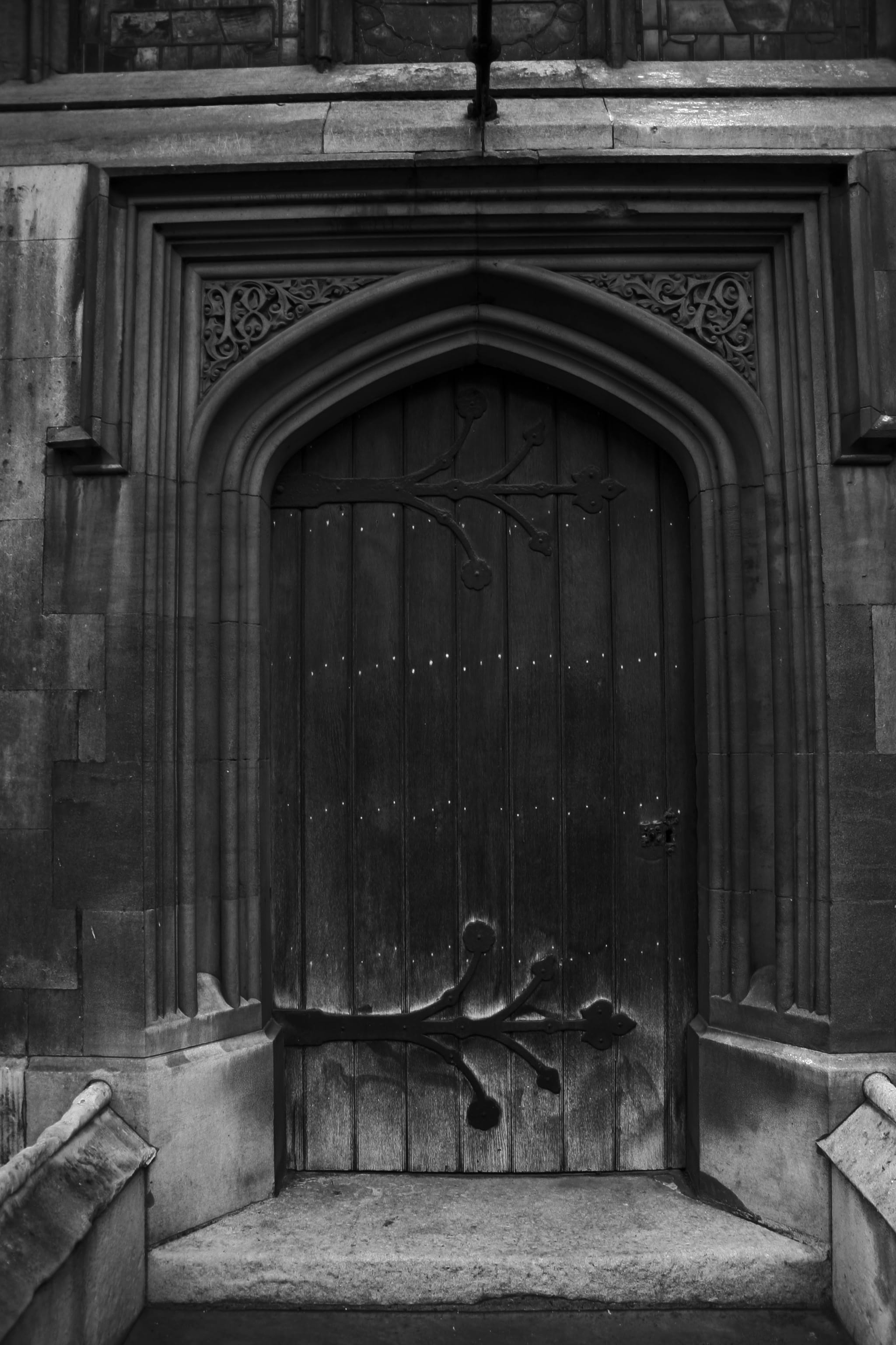 place of worship, religion, architectural column, london, arch, black and white, thame, historical, history, monochrome, the past, closed, 2K, southwark, Phone HD Wallpaper