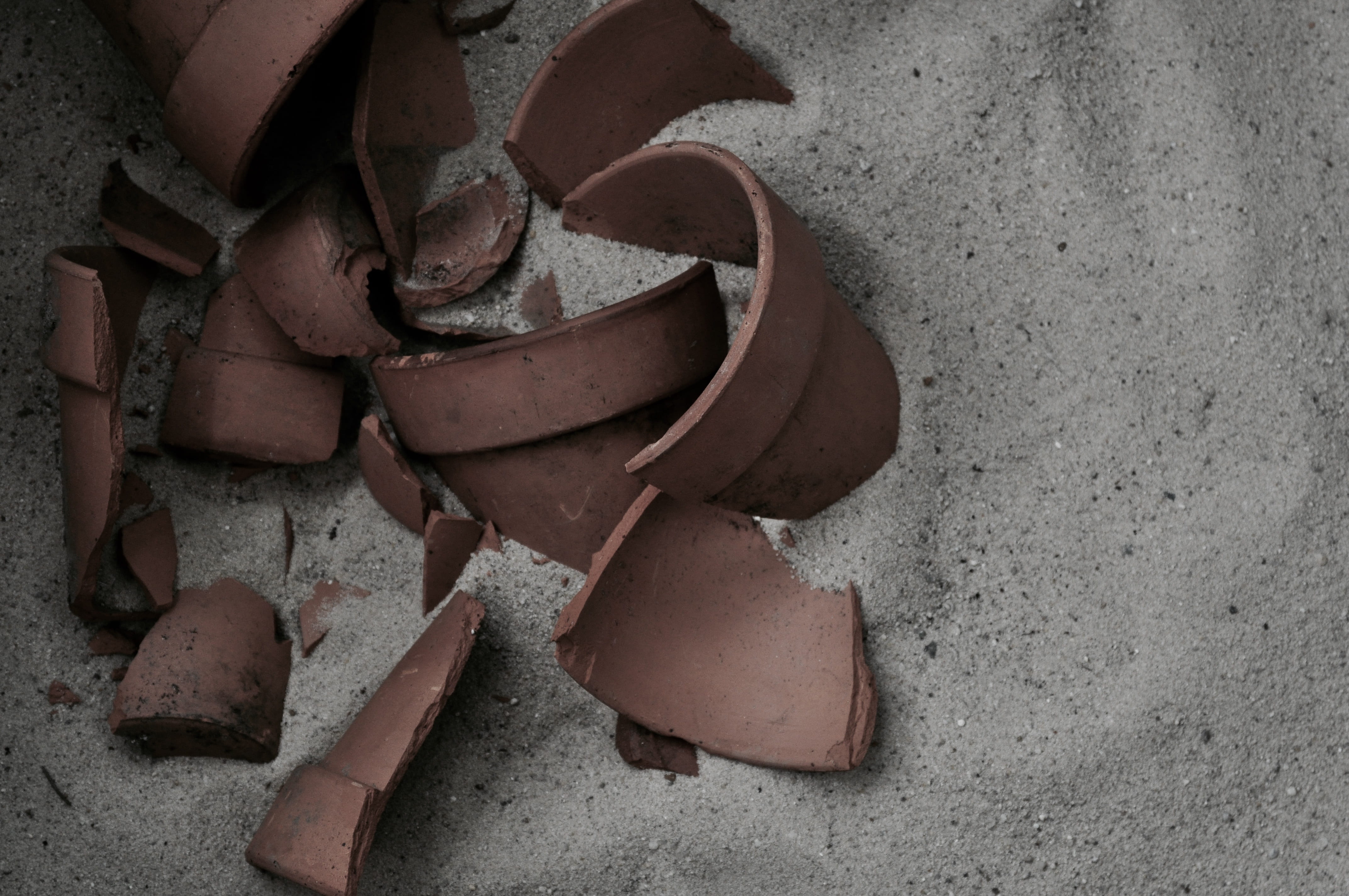 nature, obsolete, clay, old, day, ancient, still life, earthenware, rusty, pot, equipment, pottery, land, sand, 4K, texture, concrete, damaged, broken, HD Wallpaper