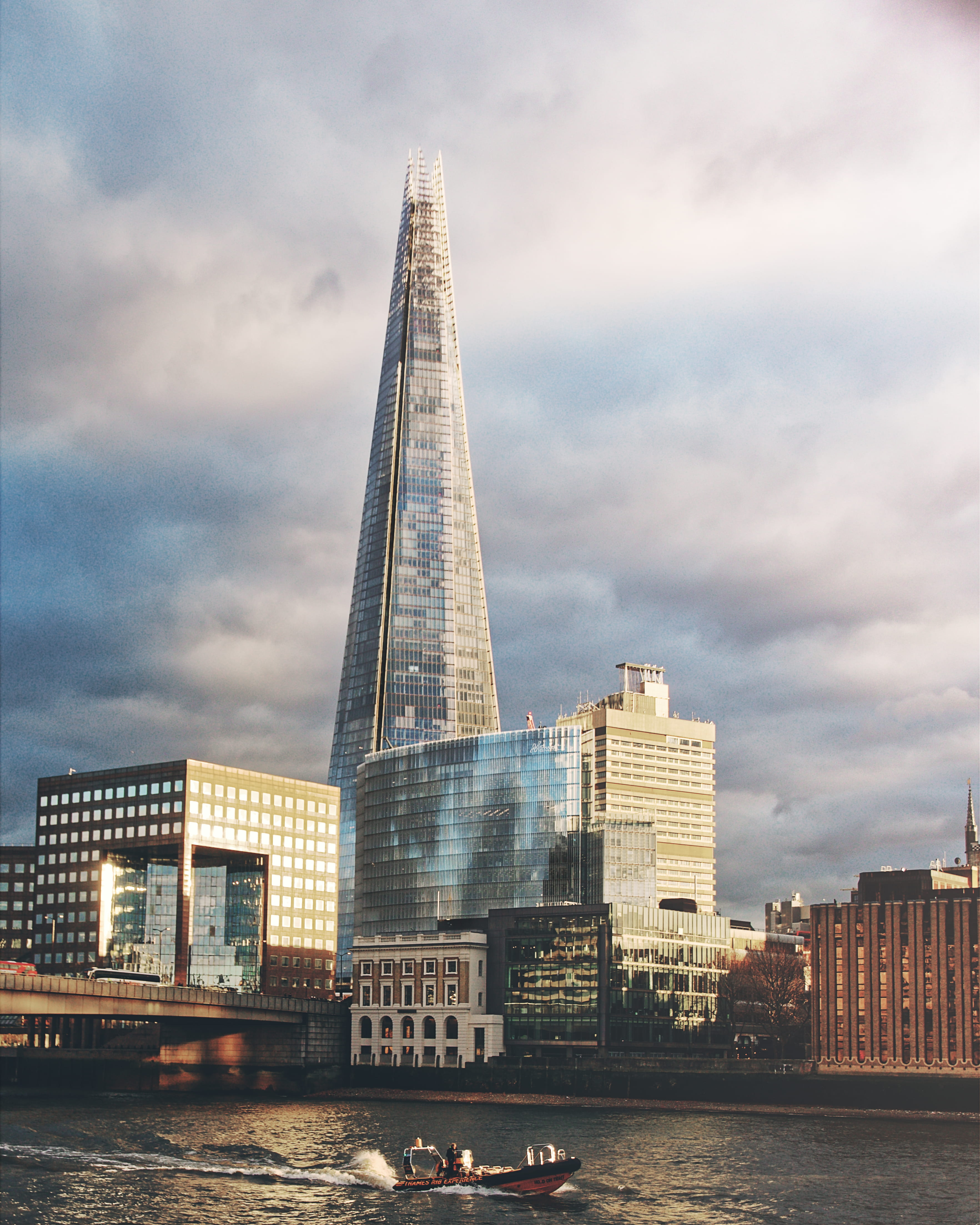 tower, river, sky, office, no people, 4K, travel destinations, tall - high, building, building exterior, city, built structure, cityscape, london, nature, Phone HD Wallpaper