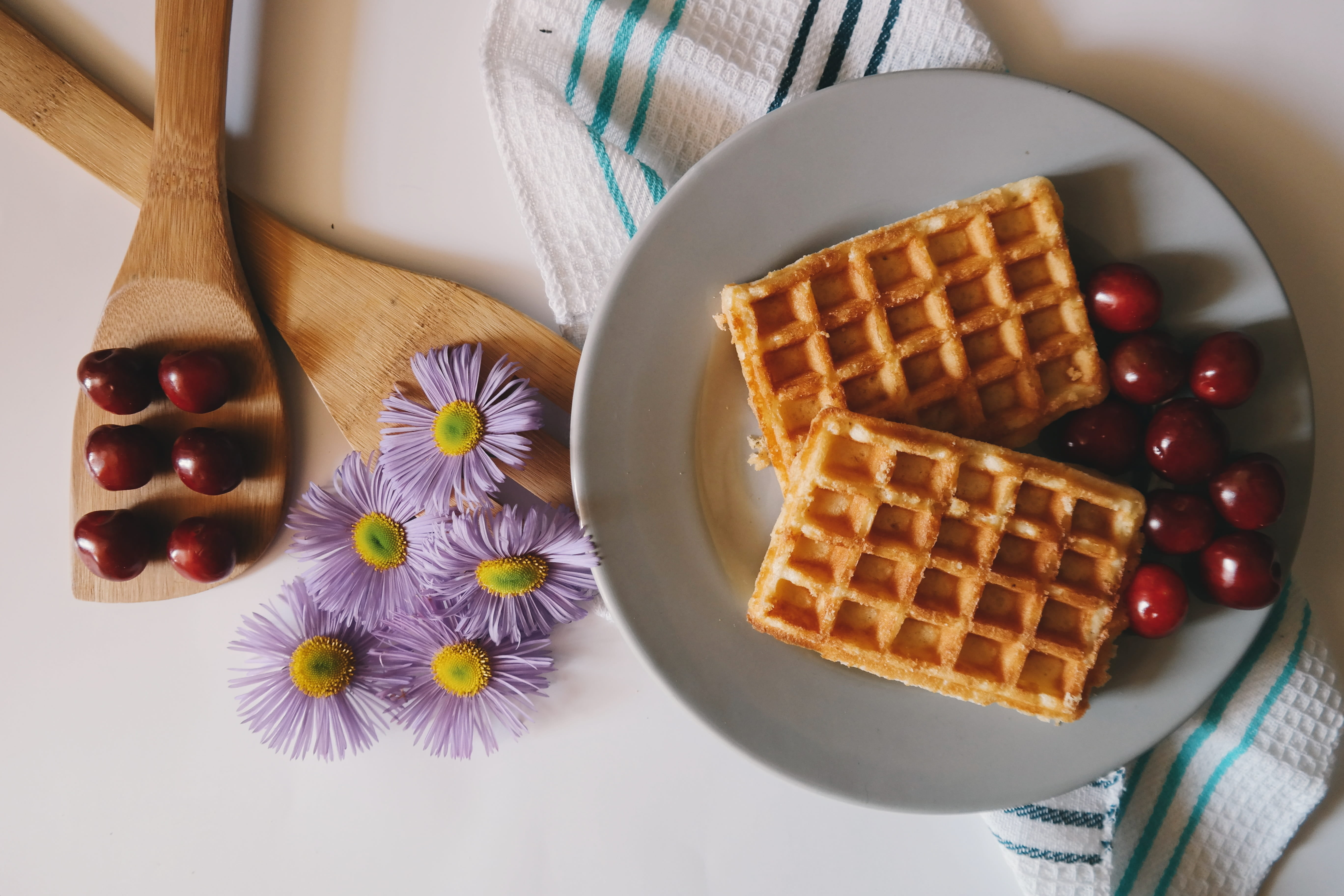 plate, table, temptation, wood - material, indulgence, flower, close-up, 5K, two, still life, purple daisies, daisies, sweet, white, cherries, food and drink, HD Wallpaper
