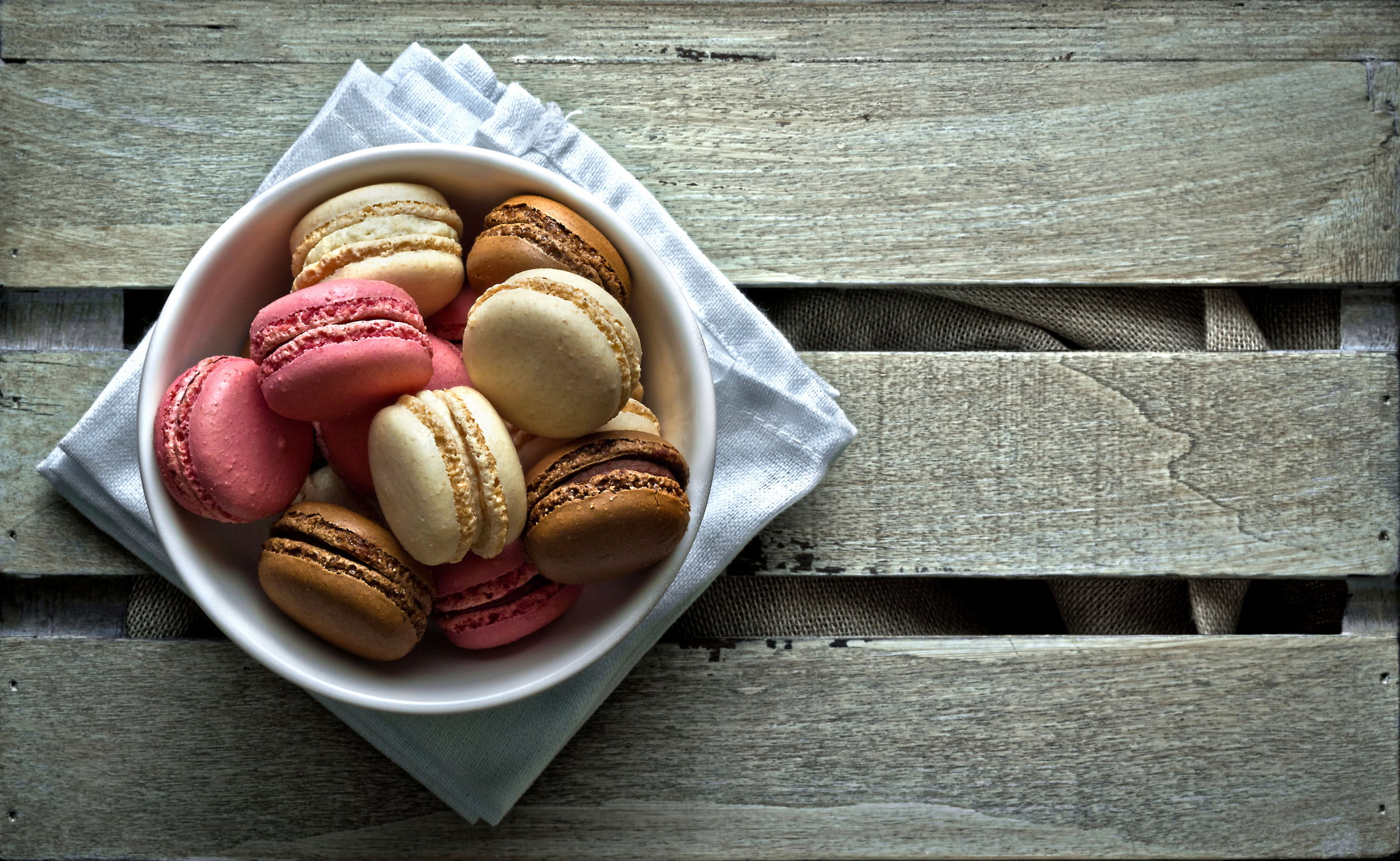 macarons, tray, no People, sweet, cake, sugar, backgrounds, bakery, cookie, directly above, cultures, macaroon, gourmet, still life, box - container, french Culture, HD Wallpaper