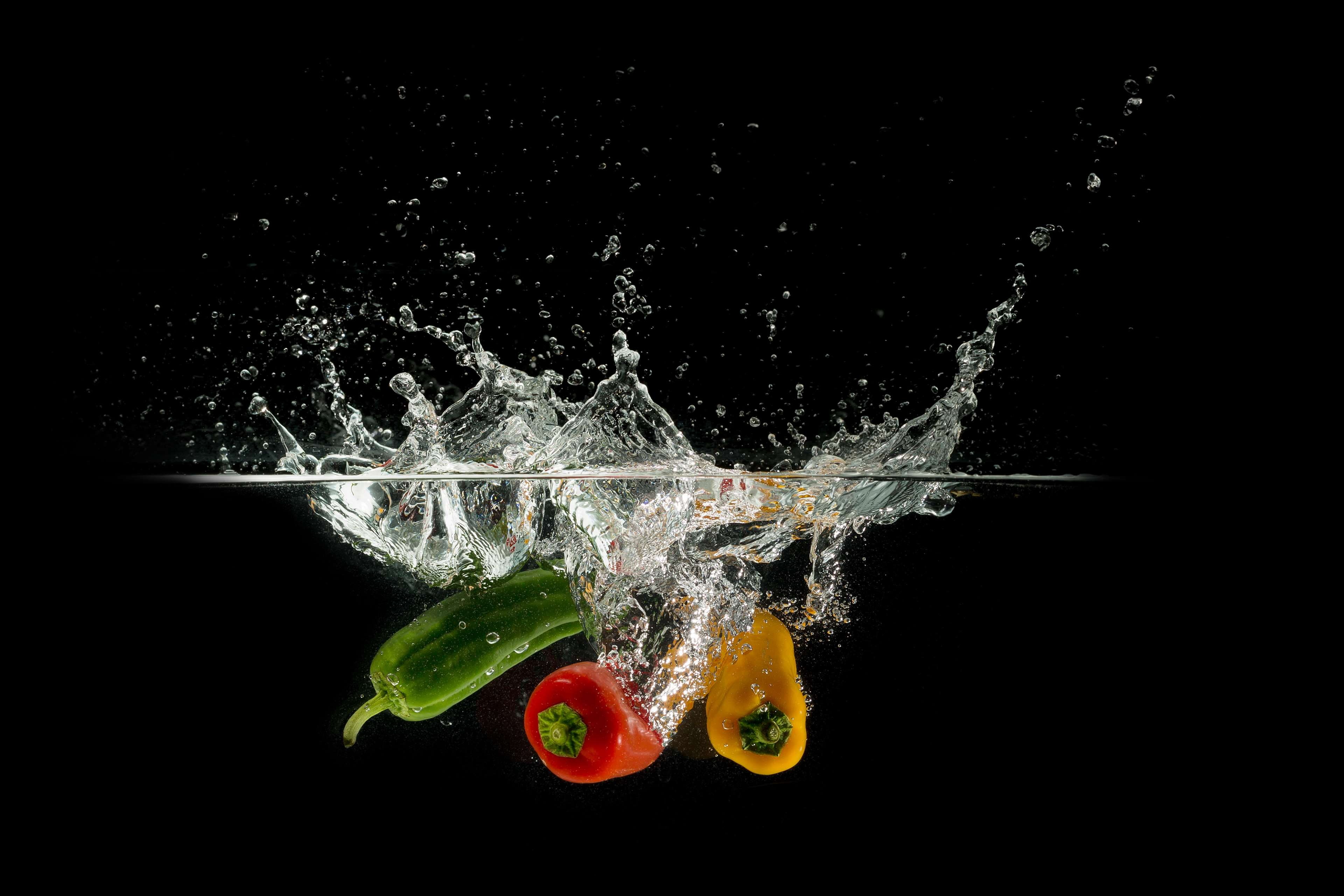 color, splash, motion, liquid, healthy eating, food and drink, 4K, splashing, black background, wet, indoors, citrus fruit, no people, green, peppers, HD Wallpaper