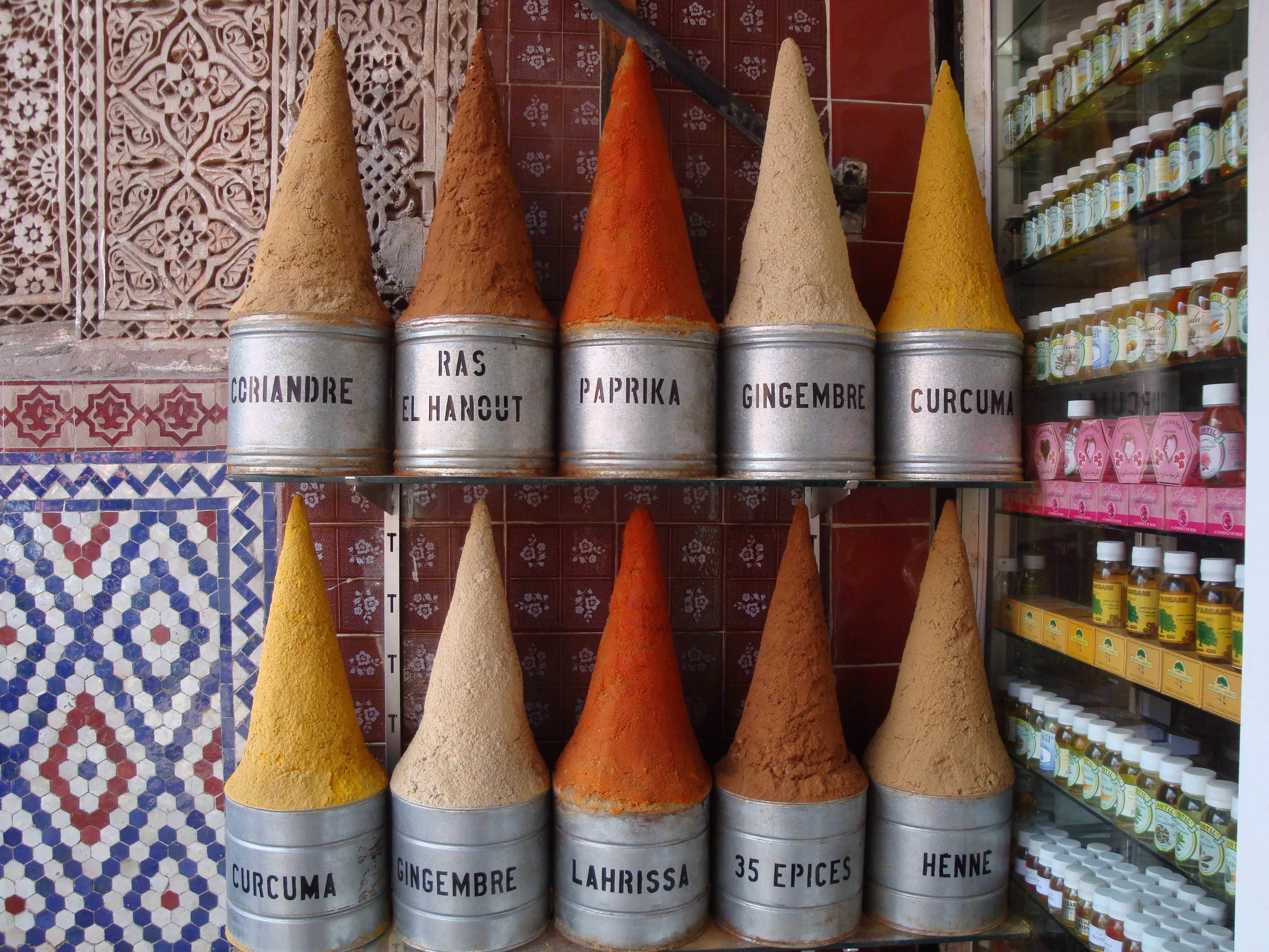 text, side by side, paprika, kitchen, still life, shelf, cooking, order, wood - material, western script, herbs, moroccan, large group of objects, nutmeg, HD Wallpaper