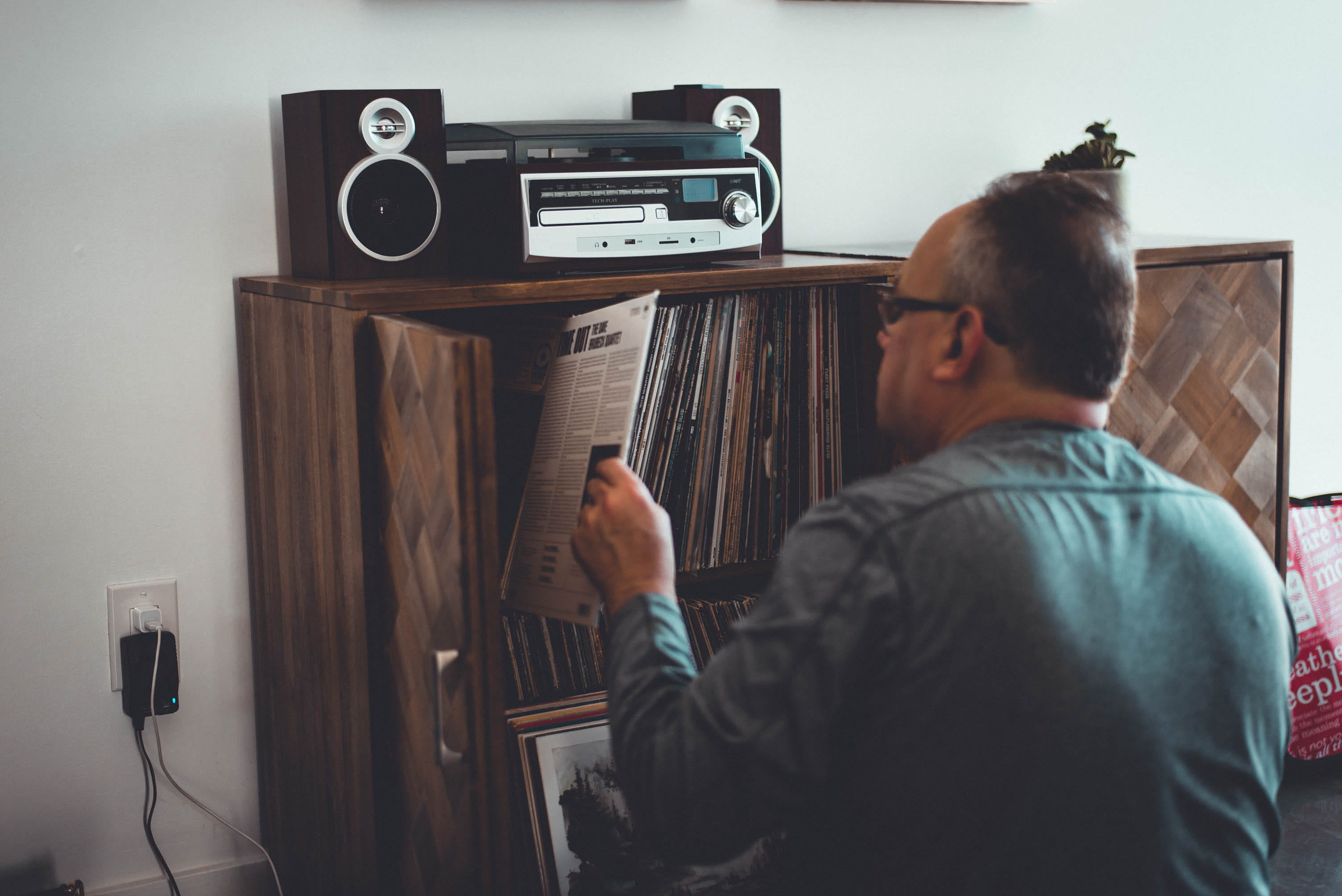 speaker, brown, book, casual clothing, record player, occupation, man, record, interior, wooden, music, listening, shirt, room, front, indoor, modern art, HD Wallpaper