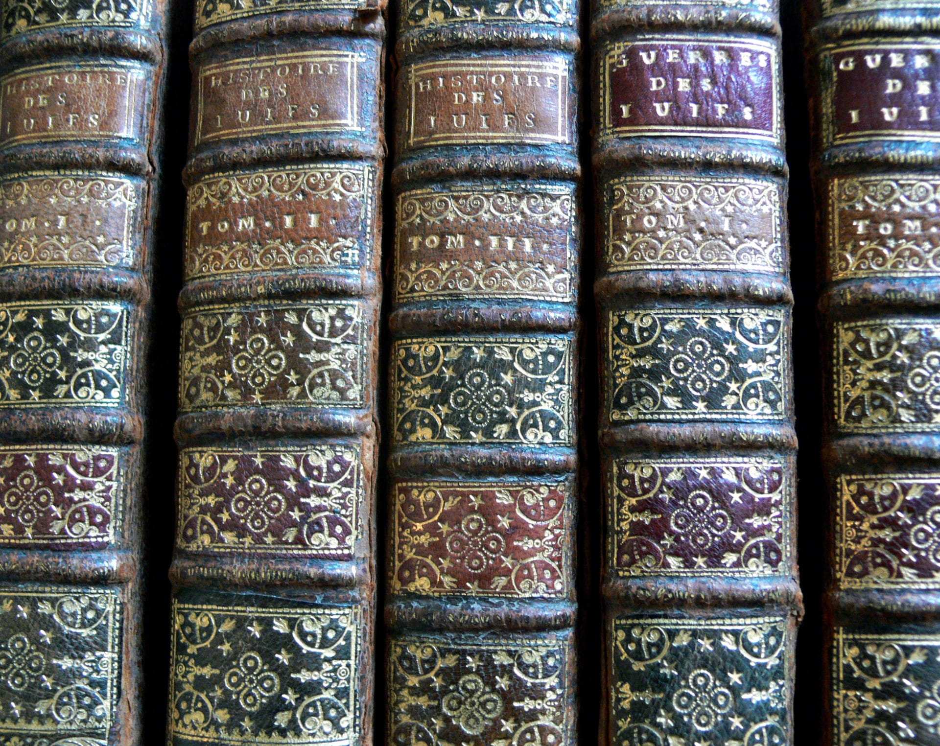 books, four, no people, variation, hard, order, hard case, book, close-up, showing, reading, 1080P, case, in a row, antique, large group of objects, full frame, HD Wallpaper