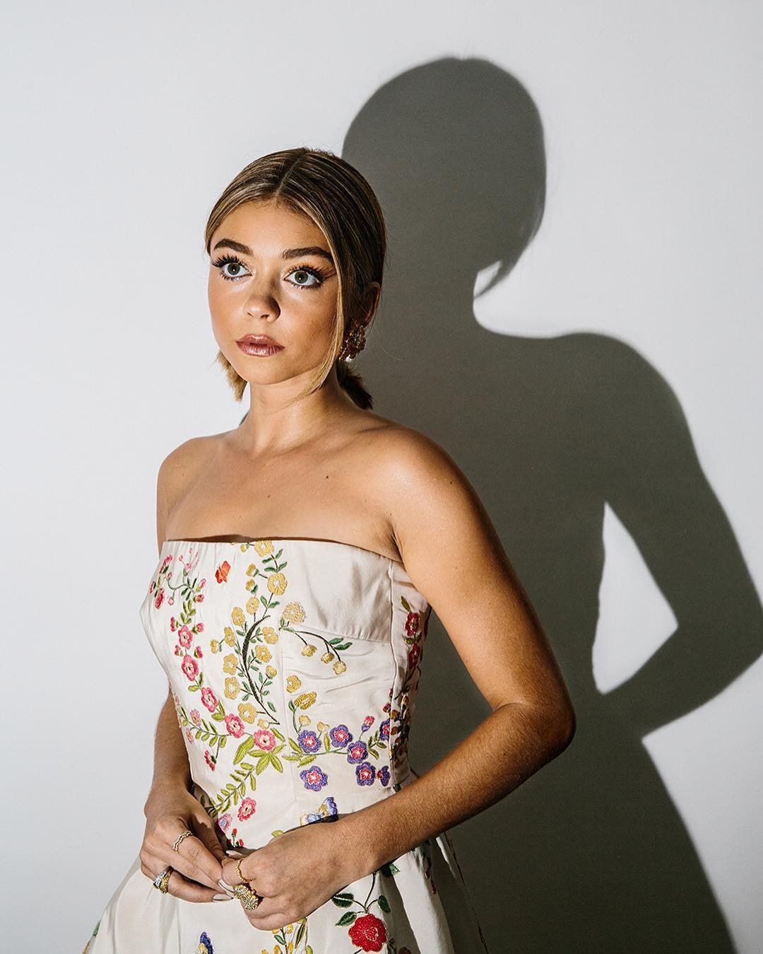 bare shoulders, actress, dyed hair, Flower Dress, Sarah Hyland, 720P, women, Phone HD Wallpaper