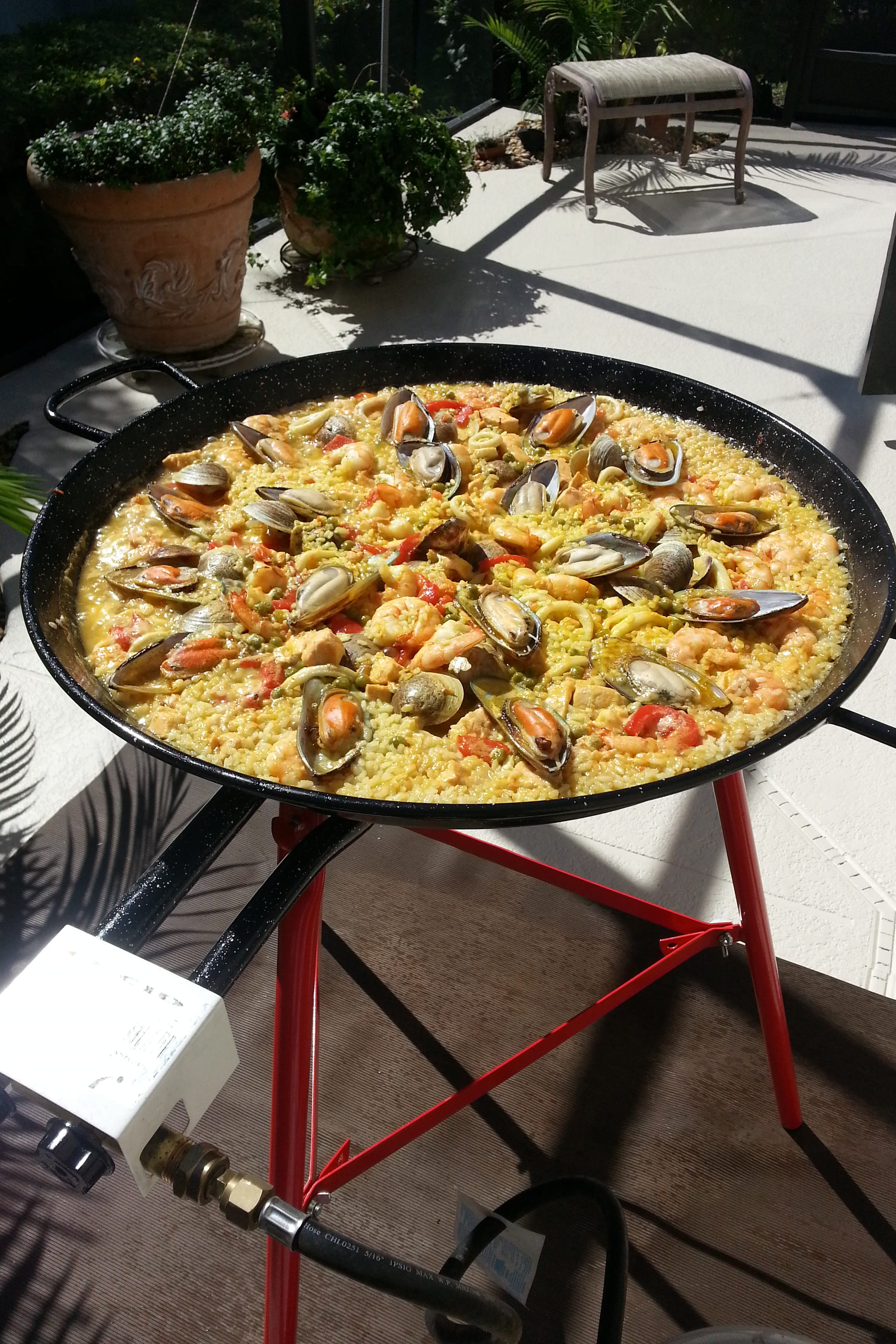 vegetables, appliance, no people, indoors, paella, pizza, spanish cuisine, temptation, stew, clams, 2K, shrimp, mediterranean, stove, wellbeing, saffron, Phone HD Wallpaper